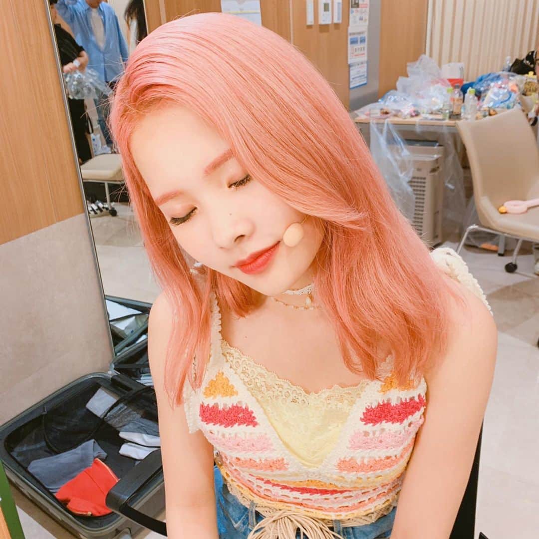 Weki Mekiのインスタグラム：「[#윜밐시선] 유정언니야가 찍어준 사진💕 . #안잔척하기.. #노랑노랑핑크핑크 #🦄🌻 . #WekiMeki #위키미키 #리나」