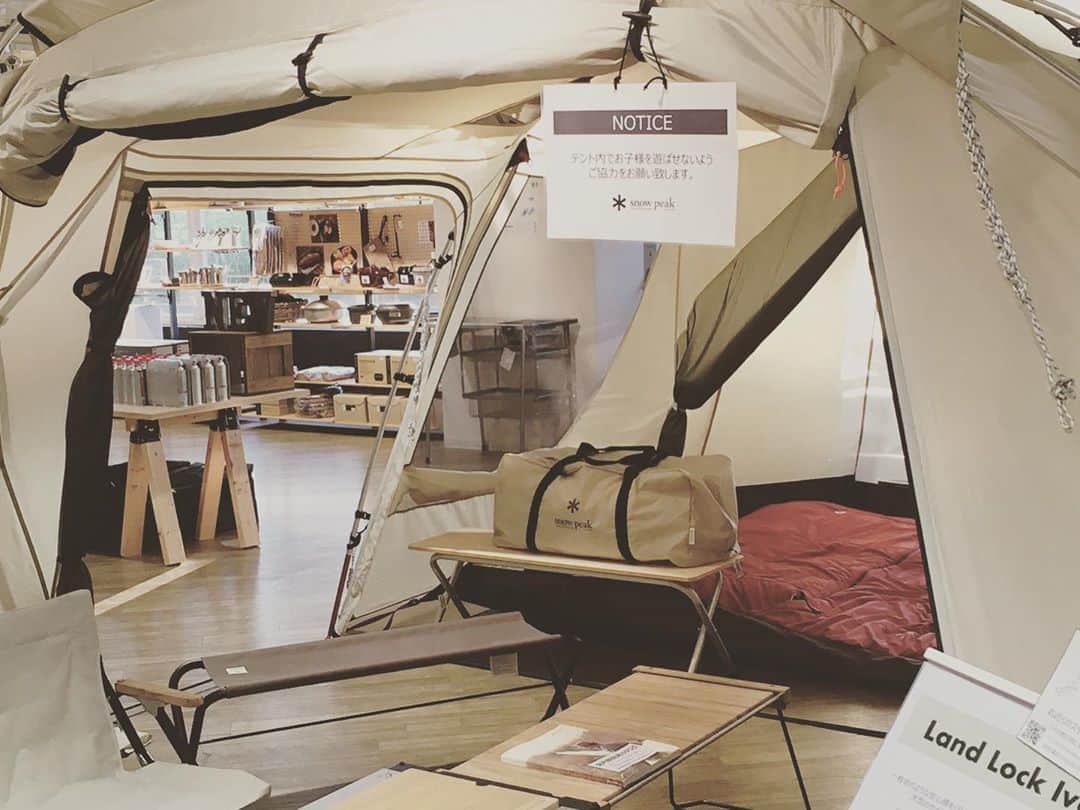 堀内敬子さんのインスタグラム写真 - (堀内敬子Instagram)「夏が終わるというのに。  いつかキャンプをしてみたいなぁ。 テントを見に行きました。 白いテント。 カッコいい。 汚れないのかしら。  情報を集めねば。  親子で黄色。  公園でテントをiPadで見る私。 怖すぎます。  #キャンプ #テント欲しいな #はじめてのキャンプ #何から揃えたらいいのか  #来年の夏かしら」8月29日 22時56分 - horiuchi_keiko