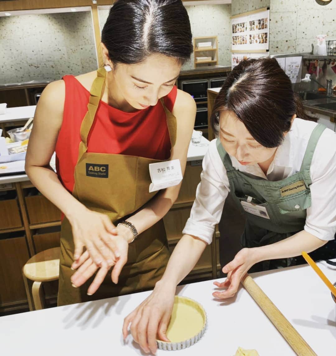 吉松育美さんのインスタグラム写真 - (吉松育美Instagram)「. ABC Cooking studio in Japan! . You can learn anything you want to and you will be able to cook anything you want to!! 🍴🍴🍴 . I am making amazing cake at this moment. 😜 . ABCクッキングスタジオにてケーキ作り💗✨ミーティングのからのお料理教室✨ . ちゃんと手順を踏めば自分でもこんなクオリティーのケーキができるんだー😍って感動✨✨✨ . 今度はパン作りに挑戦したいなー🙏🙏🙏😜 . . . #ロサンゼルスライフ #ロサンゼルス在住 #笑顔が大事 #ライトルーム #カラーコレクション #カメラが好き #海外在住日本人 #インターナショナル #綺麗な人と繋がりたい #魅力アップ #グローバル #吉松育美 #ミスコン #笑顔が大事 #ライトルーム  #グローバル  #ミスコン #ミスインターナショナル #向上心 #美意識 #カメラ好きな人と繋がりたい #女優 #モデル」8月29日 22時56分 - ikumiyoshimatsu