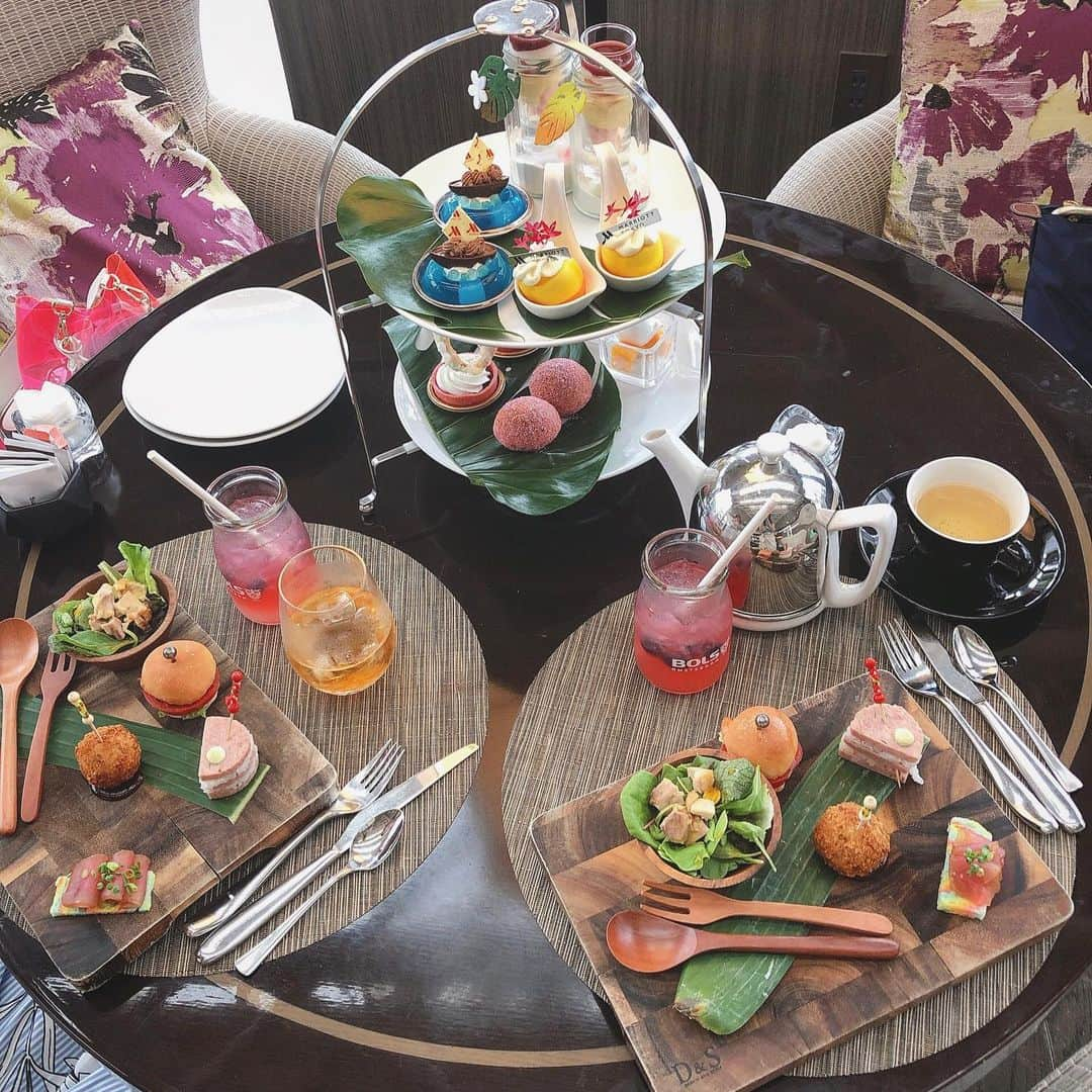 mimiさんのインスタグラム写真 - (mimiInstagram)「東京マリオットホテル Aloha afternoon tea🌺 ・ #東京マリオットホテル #tokyomarriotthotel  #アロハアフターヌーンティー  #alohaafternoontea  #ラウンジダイニングg  #アフターヌーンティー  #loung #hotel #afternoontea #hawaii #ハワイ #アロハ #ドレスコードはアロハ #ハワイ感 #ヤシの木トップス #mimiのオフ #mimiアフタヌーン #東京アフターヌーンティー #ホテルのラウンジ #instafashion #ootd #outfit」8月29日 22時59分 - chan.mi3