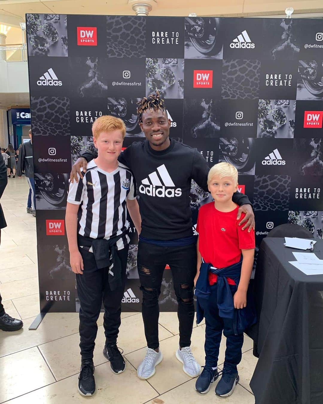 クリスティアン・アツのインスタグラム：「It was great meeting fans in Newcastle today at the @adidasfootball event ⚽️👍🏿#daretocreate #Nemeziz19 #adidasFootball」