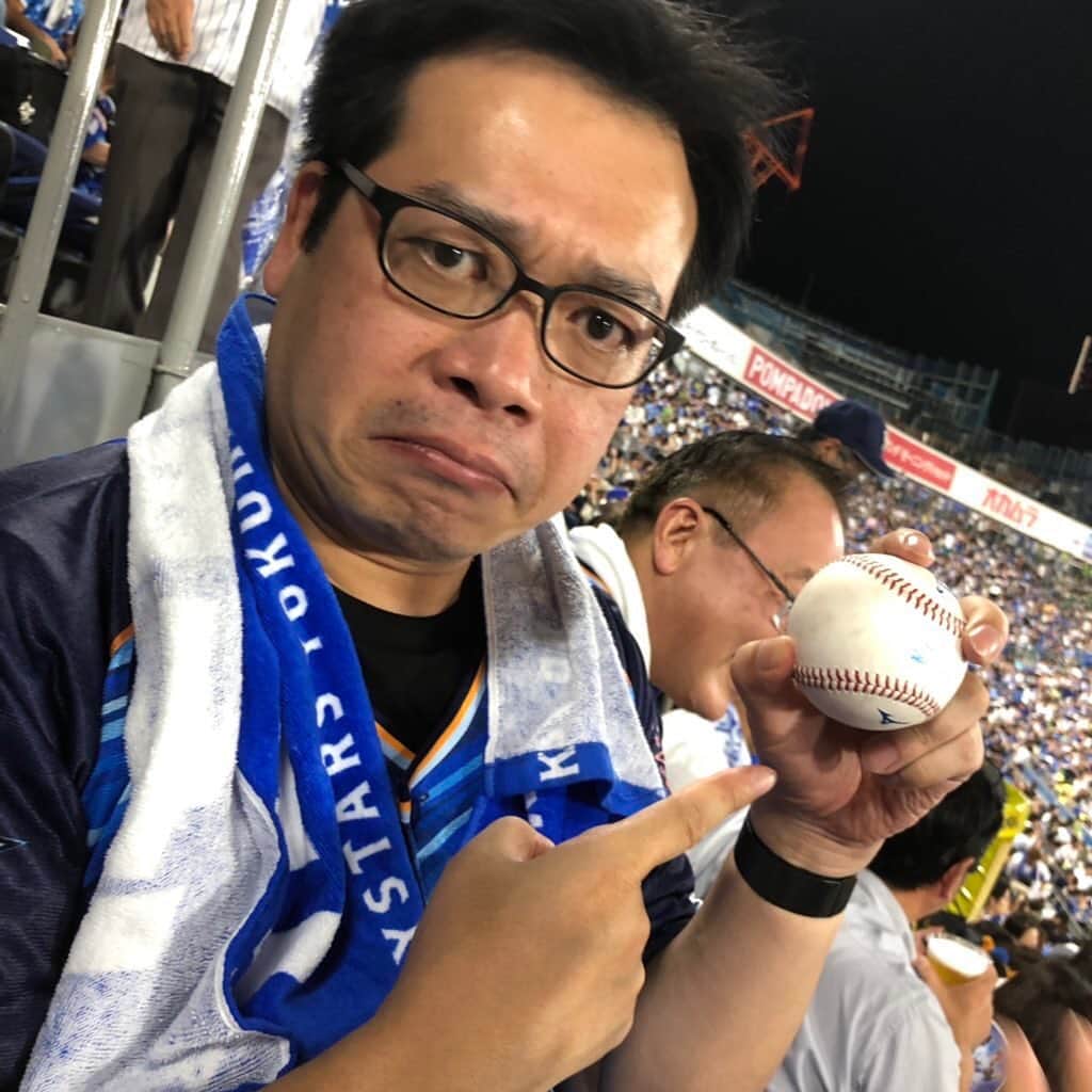みずしな孝之のインスタグラム：「長年野球観てますが 初めてファールボール取りました！」