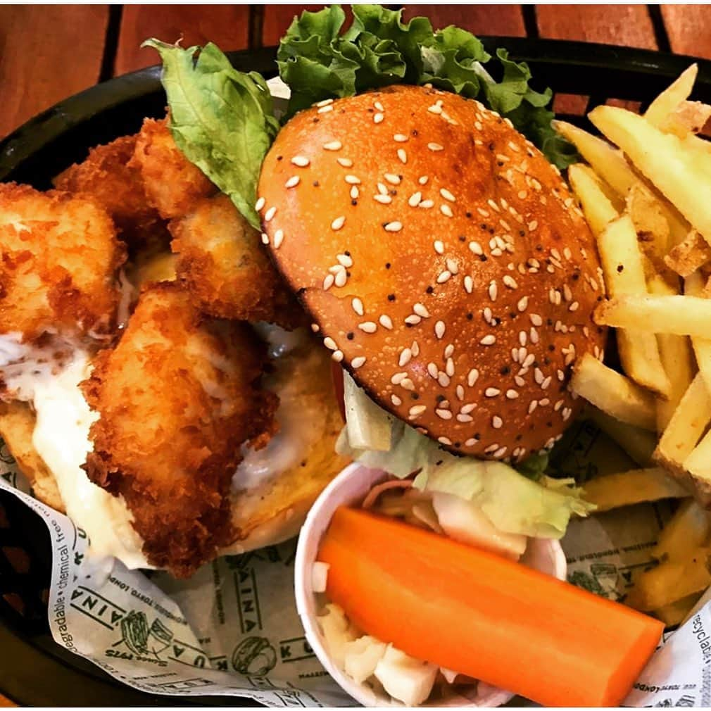 Kua 'Aina UKさんのインスタグラム写真 - (Kua 'Aina UKInstagram)「Say Aloha to our Mahi fish finger burger!  Mahi Mahi is a highly sustainable fish local to the Pacific. It has a flavoursome and firm texture which makes it perfect for our lava grills.  Give it a try next you are in!  Mahalo #alohafan @jennys.bakes for great photo!」8月29日 23時02分 - kuaainauk