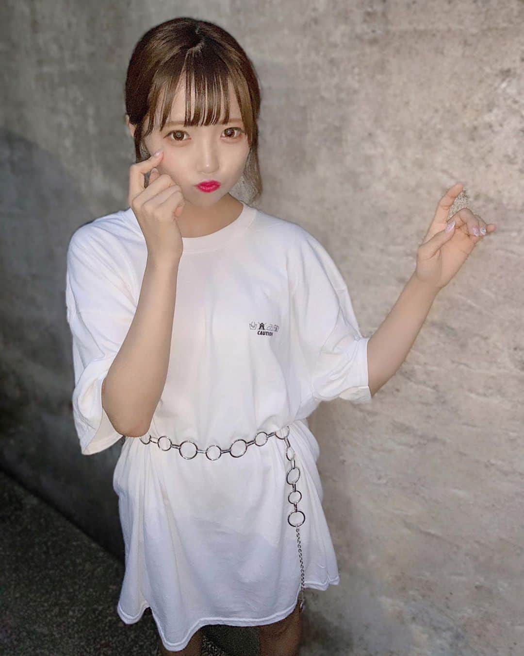 のインスタグラム：「気づいたら夏終わりそうで悲しい…💧💧 . 可愛いTシャツインスタで探してたらこれにたどり着いた〜^^ . tshirt→ @81teez  belt→ @spinns_official  shoes→ @yosuke_usa . .  #Tシャツコーデ#tシャツワンピ#ホワイトコーデ#ストリート系女子#ストリート系」