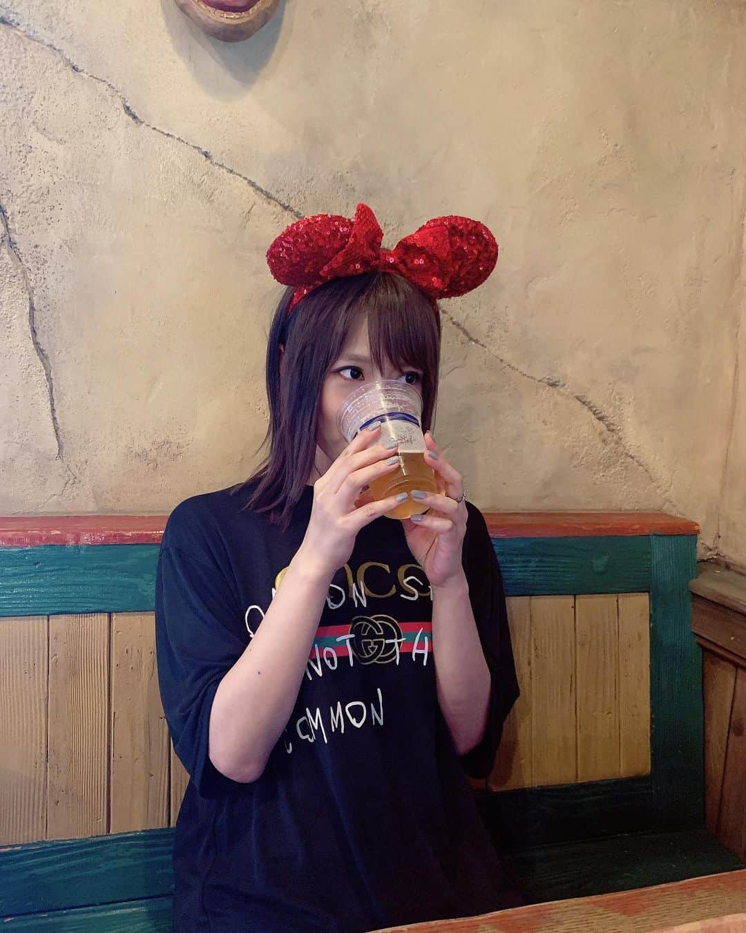 のインスタグラム：「平日朝１０時からビール🍺 最高でしかないよね しかもディズニーシーで 幸せでむしろ苦しいよね  #ディズニーシー #disneysea #ビール #朝ビール #てか２枚目の顔な #てか写真の構図な」