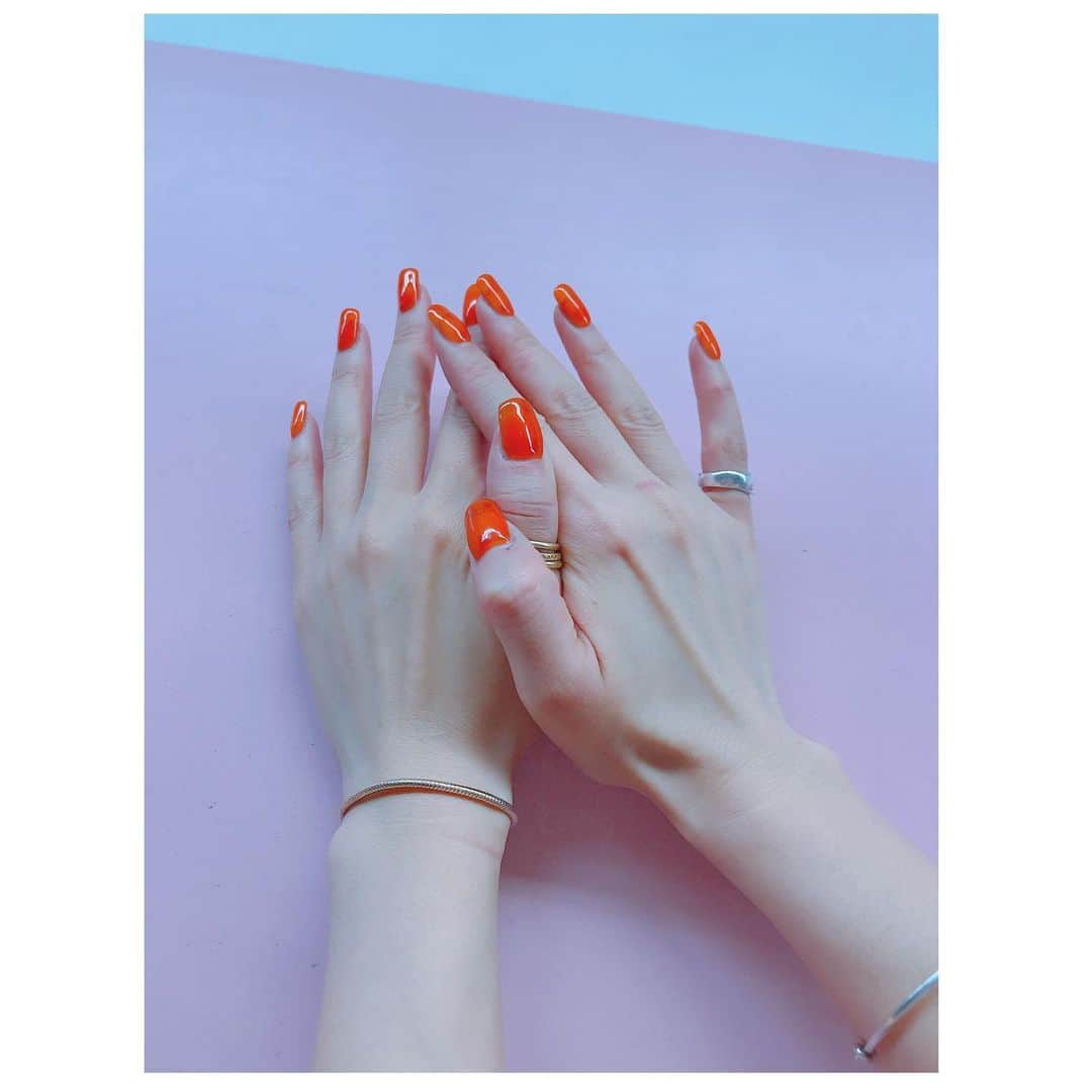 久保山香奈さんのインスタグラム写真 - (久保山香奈Instagram)「. 夏の最後にクリアネイル💅  オレンジだよ🍊🍊🍊🍊 #new#nail#orange」8月29日 23時07分 - kaaana227