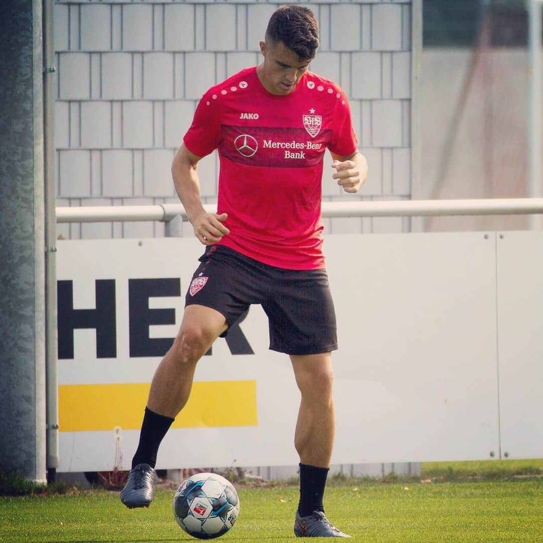 VfBシュトゥットガルトさんのインスタグラム写真 - (VfBシュトゥットガルトInstagram)「Schön, euch wieder am Ball zu sehen❗️😍 @j_mangala8 und @marc_kempf arbeiten an ihrem Come🔙👌 #VfB #Training #comeback #workhard #comebackstronger #VfBStuttgart 🔜 #VfBBOC #Heimspiel」8月29日 23時10分 - vfb