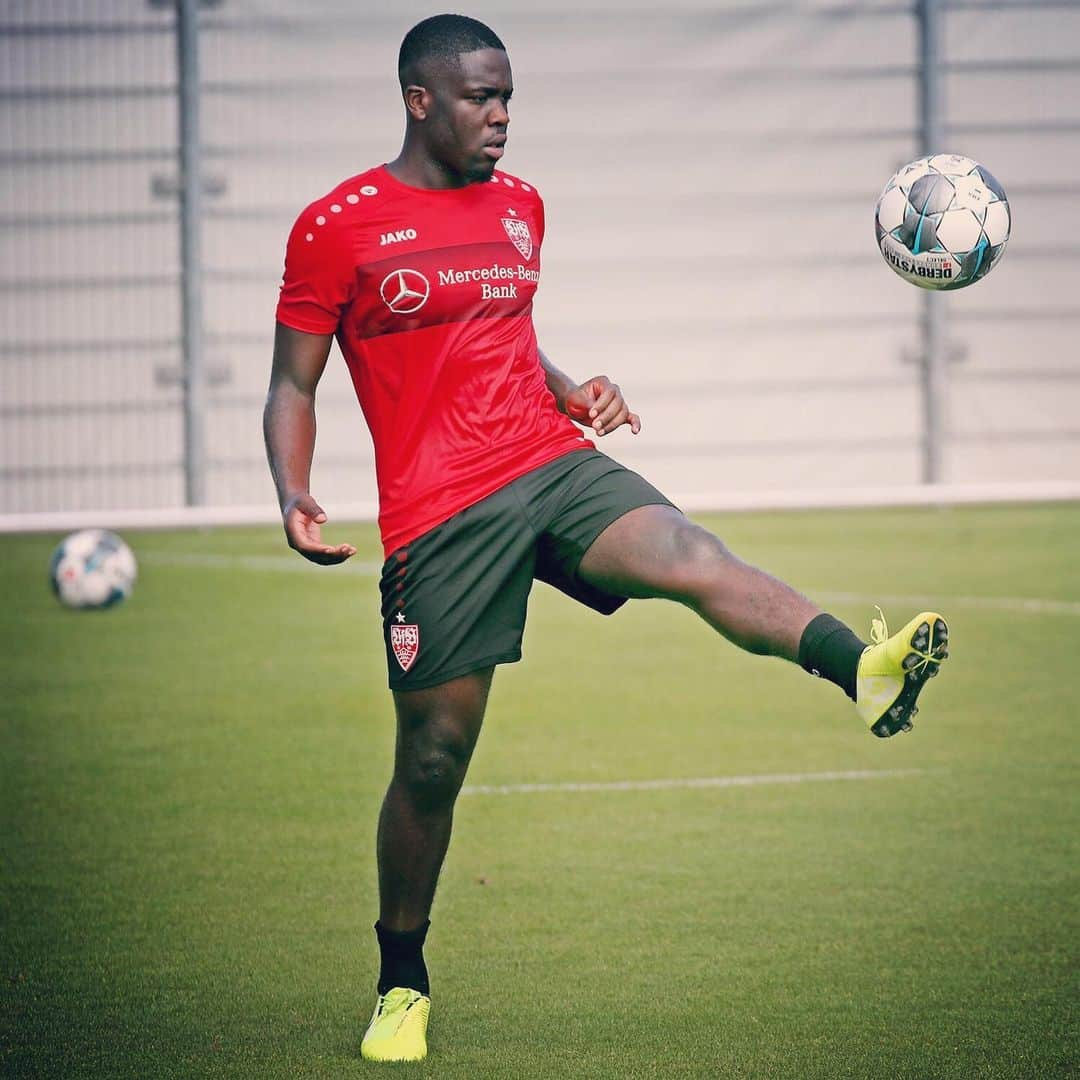 VfBシュトゥットガルトさんのインスタグラム写真 - (VfBシュトゥットガルトInstagram)「Schön, euch wieder am Ball zu sehen❗️😍 @j_mangala8 und @marc_kempf arbeiten an ihrem Come🔙👌 #VfB #Training #comeback #workhard #comebackstronger #VfBStuttgart 🔜 #VfBBOC #Heimspiel」8月29日 23時10分 - vfb