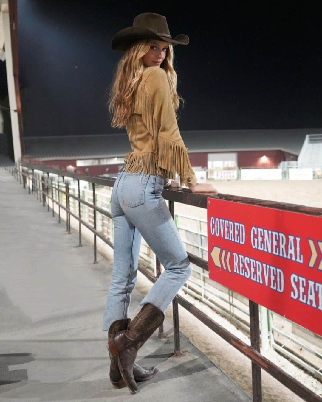 ケイト・ボックさんのインスタグラム写真 - (ケイト・ボックInstagram)「Taking in my first RODEO 🌾🌾🌾 Slightly terrified for the ten year old that was about to ride a bull 🎟🎟🎟」8月29日 23時10分 - katelove