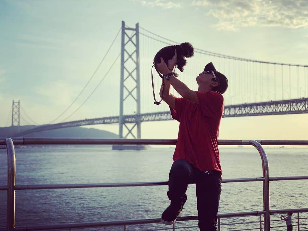 大倉士門さんのインスタグラム写真 - (大倉士門Instagram)「ルルとデート❤️ 明石海峡大橋とルルと僕。 もっと色んなとこ連れてってあげたい🐶」8月29日 23時11分 - shimonsmile