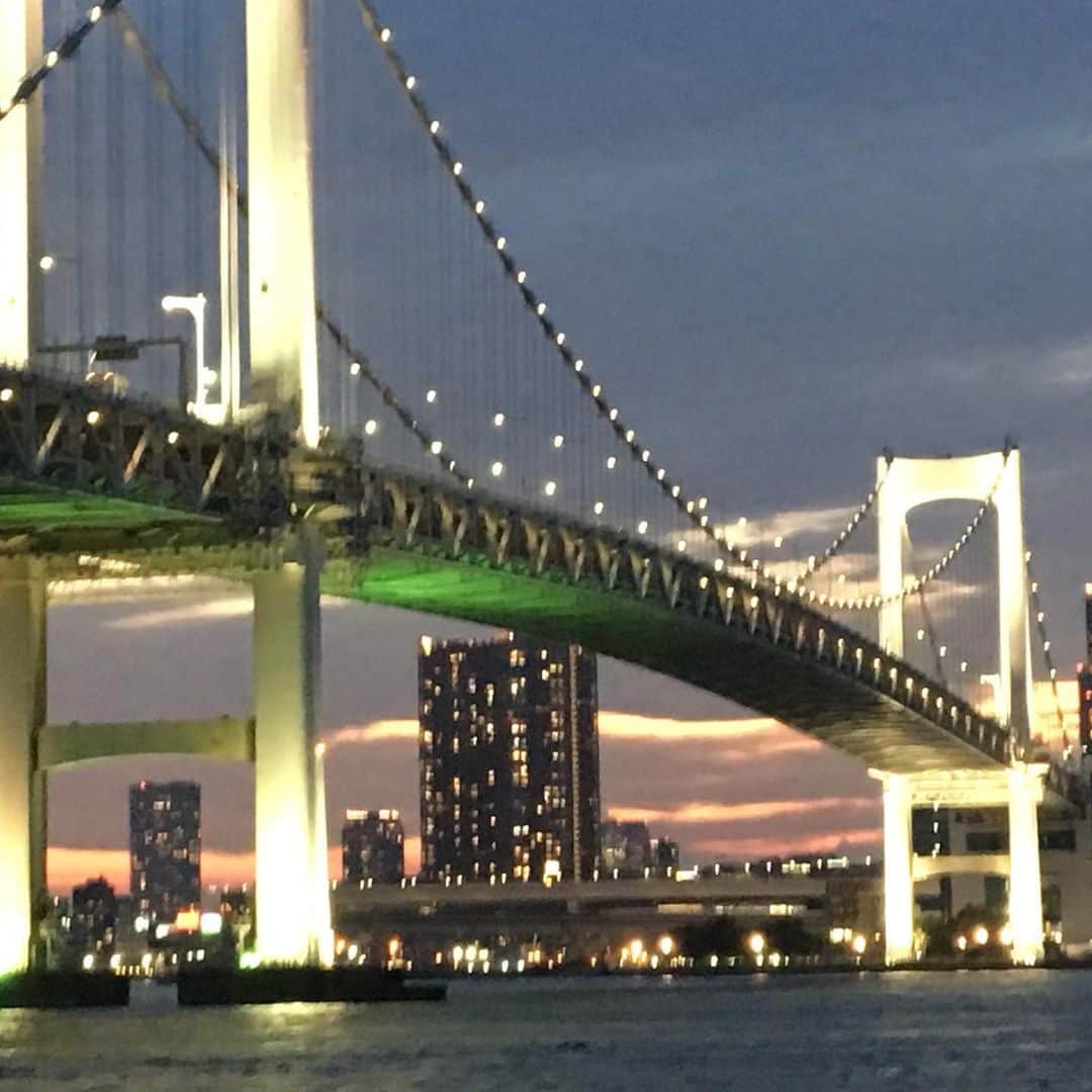 InterContinental Tokyo Bayさんのインスタグラム写真 - (InterContinental Tokyo BayInstagram)「. ホテルの目の前に広がる東京湾のナイトクルーズでは、レインボーブリッジの裏側を覗き込むことも...🚤 . サンセットのブルータイムから漆黒の夜景まで、ザ・トーキョーの姿を海上から眺められるのもこのロケーションならでは🌃  日の出地区にある倉庫では、ライトアップを今月からスタートしております💡  #intercontinental #intercontinentaltokyobay  #インターコンチネンタル東京ベイ #ホテルインターコンチネンタル東京ベイ #東京湾 #tokyobay #日の出桟橋 #ナイトクルーズ #竹芝 #ライトアップ  #rainbowbridge #レインボーブリッジ #夜風 #屋形船 #nightview #夜景 #夜景が綺麗  #港区観光フォトコンテスト」8月29日 23時16分 - intercontitokyobay