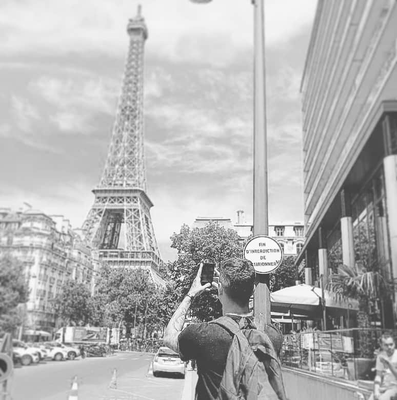 ミケーレ・カンポレーゼのインスタグラム：「🖇 The tourist in Paris 📍#paris#towereiffel#tourist#france#tower#spettacolo#pickoftheday#instagood#parigi#mikecampo31#vacanza#ricordi」