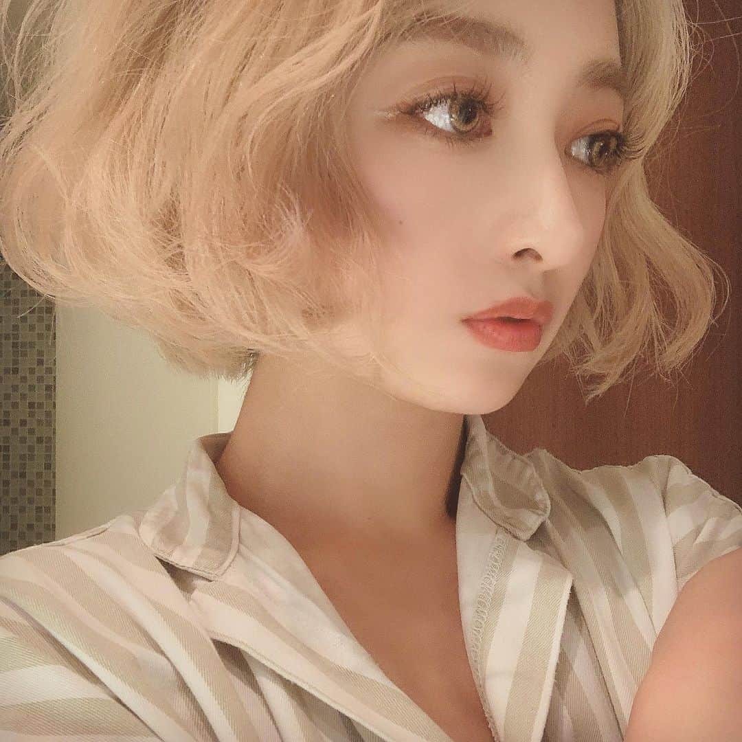 のインスタグラム：「. . . 今回はいつもよりナチュラルめなまつ毛にしてもらったよ✌︎ なぎちゃんいつもありがとう🖤毎回やってもらう#アイシャンプー もおすすめだよ💋(まつ毛元気になる！) . . ーーーーーーーーーーーーーーーーーー ☞引き続きみほのSNSを見た👀で新規のお客様は同じメニューがお得になるので是非！💋. . ▶︎ KHAKI brown/140本 ¥11,980☞¥8,000 ※OFF料金別途 ※その他、ポイント、割引併用不可 . 予約は @nakke2 のDMのみ🦄🌈♡. . #eyelash #eyelashes #lbyhome  #harajuku #原宿 #アイラッシュ #アイラッシュサロン #マツエクデザイン」