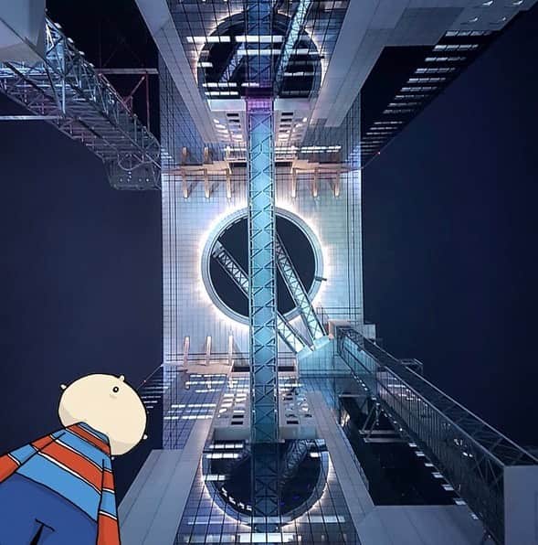 のインスタグラム：「Look up👆🏻! Included on the list of “Top 20 buildings around the world”, the unique Umeda Sky Building looks so futuristic when you stand below and look straight up! Have you been to the top yet? ⠀⠀⠀⠀⠀⠀⠀ 「世界の建物トップ20」に選ばれた梅田スカイビル！ 下から見上げるとこんな感じ～☆ ⠀⠀⠀⠀⠀⠀⠀ 📸: @quickchan ————————————————————— #maido #withOsakaBob #OSAKA #OsakaJapan #大坂 #오사카 #大阪 #Оsака #Осака #โอซาก้า　#観光 #大阪旅行 #大阪観光 #오사카여행 #日本景點  #osakatrip  #visitjapan2033 #travel #tourism #sightseeing #travelgram #umedaskybuilding #梅田スカイビル」