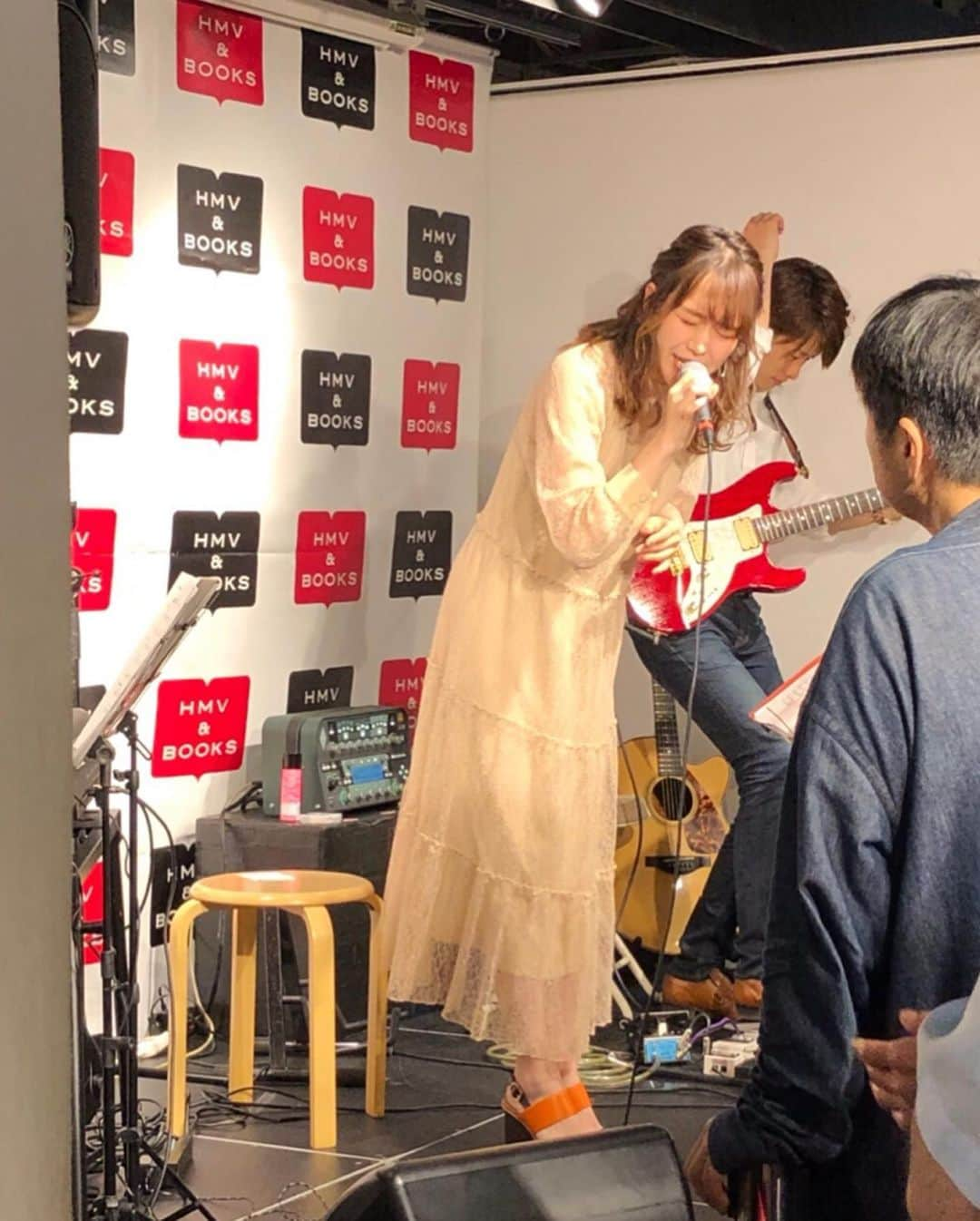 立石純子さんのインスタグラム写真 - (立石純子Instagram)「リリースツアーFINAL in東京＠HMV&BOOKS SHIBUYA  皆さまのおかげ様で 昨日、全公演終了いたしました。  CDを作れることが当たり前ではない今  それでもこだわって作らせてもっているCD。 たくさんの支えてくださるミュージシャンさん、エンジニアさん、デザイナーさん。温かな手をお借りして。  一人では叶わないご縁を今までの道のりで紡ぎながら、そうしてやっと生まれてきてくれたmini Album。 全国リリース当日、こんなにもたくさんの方に受け取っていただき、 本当に、本当に、感謝しています。  そして昨日は、 今作に限らず、アレンジや制作でお世話になっているGt.渡邉幸啓さん、Pf.安保一平さん、お二人と必ずステージでご一緒したくて、この大切な日当日、共に奏でていただくことができました。  CDの構想段階から 楽しく話しながら あーでもない、こーでもないと話す私に 的確にアドバイスをくれたり(笑) そんな話の中でヒントを頂いたり。  感謝しても仕切れないお二人です。  そして昨日は 「初めて聴きました！」といってCDを手にしてくださった方も何組かいらして  そんな！すごい！ありがとう！ なんて、叫びながら、苦笑  おどろいたぁ。 うれしかったなぁ。  改めまして RATSPACK RECORDSさん HMV&BOOKS SHIBUYAさん (加藤さん、いつもありがとうございます！) いらしてくださった皆様、  本当にありがとうございました！！ 必ず成長してまたこの場所へ。  追伸: 長くなってしまった…！ 読んでくださってありがとうございました🌈🌸🌈🌸 #立石純子#音楽#日本#ピアノ#弾き語り#シンガーソングライター#new  #release #mini #album #page #渡邉幸啓 #安保一平 #heart #piano #guiter #shibuya #hmv #streemerespresso  #타테이시준코#음악#일본#피아노 #instalike #instagood #instadaily #like4lik #live #music #love」8月29日 23時24分 - junkokokotateishi