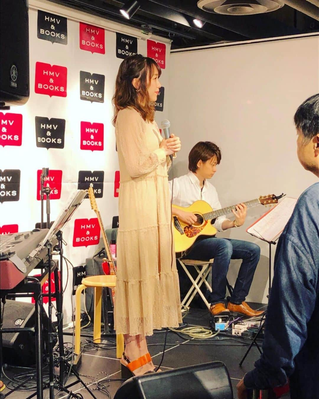 立石純子さんのインスタグラム写真 - (立石純子Instagram)「リリースツアーFINAL in東京＠HMV&BOOKS SHIBUYA  皆さまのおかげ様で 昨日、全公演終了いたしました。  CDを作れることが当たり前ではない今  それでもこだわって作らせてもっているCD。 たくさんの支えてくださるミュージシャンさん、エンジニアさん、デザイナーさん。温かな手をお借りして。  一人では叶わないご縁を今までの道のりで紡ぎながら、そうしてやっと生まれてきてくれたmini Album。 全国リリース当日、こんなにもたくさんの方に受け取っていただき、 本当に、本当に、感謝しています。  そして昨日は、 今作に限らず、アレンジや制作でお世話になっているGt.渡邉幸啓さん、Pf.安保一平さん、お二人と必ずステージでご一緒したくて、この大切な日当日、共に奏でていただくことができました。  CDの構想段階から 楽しく話しながら あーでもない、こーでもないと話す私に 的確にアドバイスをくれたり(笑) そんな話の中でヒントを頂いたり。  感謝しても仕切れないお二人です。  そして昨日は 「初めて聴きました！」といってCDを手にしてくださった方も何組かいらして  そんな！すごい！ありがとう！ なんて、叫びながら、苦笑  おどろいたぁ。 うれしかったなぁ。  改めまして RATSPACK RECORDSさん HMV&BOOKS SHIBUYAさん (加藤さん、いつもありがとうございます！) いらしてくださった皆様、  本当にありがとうございました！！ 必ず成長してまたこの場所へ。  追伸: 長くなってしまった…！ 読んでくださってありがとうございました🌈🌸🌈🌸 #立石純子#音楽#日本#ピアノ#弾き語り#シンガーソングライター#new  #release #mini #album #page #渡邉幸啓 #安保一平 #heart #piano #guiter #shibuya #hmv #streemerespresso  #타테이시준코#음악#일본#피아노 #instalike #instagood #instadaily #like4lik #live #music #love」8月29日 23時24分 - junkokokotateishi