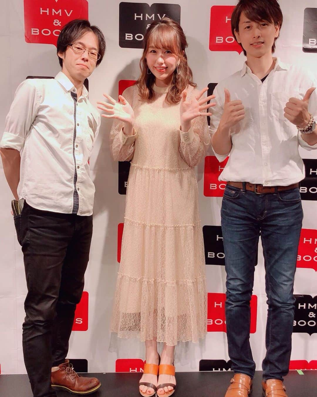 立石純子さんのインスタグラム写真 - (立石純子Instagram)「リリースツアーFINAL in東京＠HMV&BOOKS SHIBUYA  皆さまのおかげ様で 昨日、全公演終了いたしました。  CDを作れることが当たり前ではない今  それでもこだわって作らせてもっているCD。 たくさんの支えてくださるミュージシャンさん、エンジニアさん、デザイナーさん。温かな手をお借りして。  一人では叶わないご縁を今までの道のりで紡ぎながら、そうしてやっと生まれてきてくれたmini Album。 全国リリース当日、こんなにもたくさんの方に受け取っていただき、 本当に、本当に、感謝しています。  そして昨日は、 今作に限らず、アレンジや制作でお世話になっているGt.渡邉幸啓さん、Pf.安保一平さん、お二人と必ずステージでご一緒したくて、この大切な日当日、共に奏でていただくことができました。  CDの構想段階から 楽しく話しながら あーでもない、こーでもないと話す私に 的確にアドバイスをくれたり(笑) そんな話の中でヒントを頂いたり。  感謝しても仕切れないお二人です。  そして昨日は 「初めて聴きました！」といってCDを手にしてくださった方も何組かいらして  そんな！すごい！ありがとう！ なんて、叫びながら、苦笑  おどろいたぁ。 うれしかったなぁ。  改めまして RATSPACK RECORDSさん HMV&BOOKS SHIBUYAさん (加藤さん、いつもありがとうございます！) いらしてくださった皆様、  本当にありがとうございました！！ 必ず成長してまたこの場所へ。  追伸: 長くなってしまった…！ 読んでくださってありがとうございました🌈🌸🌈🌸 #立石純子#音楽#日本#ピアノ#弾き語り#シンガーソングライター#new  #release #mini #album #page #渡邉幸啓 #安保一平 #heart #piano #guiter #shibuya #hmv #streemerespresso  #타테이시준코#음악#일본#피아노 #instalike #instagood #instadaily #like4lik #live #music #love」8月29日 23時24分 - junkokokotateishi