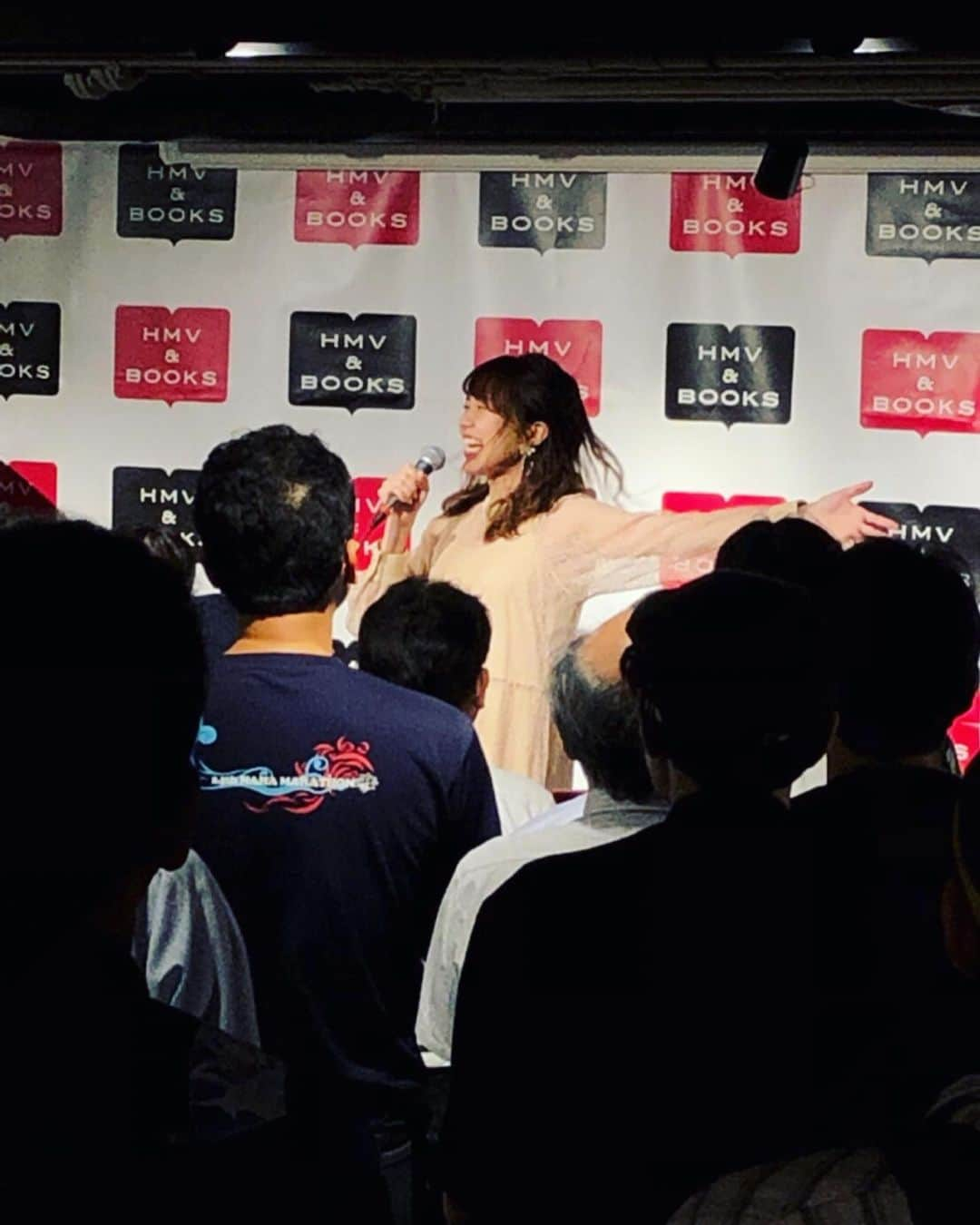 立石純子さんのインスタグラム写真 - (立石純子Instagram)「リリースツアーFINAL in東京＠HMV&BOOKS SHIBUYA  皆さまのおかげ様で 昨日、全公演終了いたしました。  CDを作れることが当たり前ではない今  それでもこだわって作らせてもっているCD。 たくさんの支えてくださるミュージシャンさん、エンジニアさん、デザイナーさん。温かな手をお借りして。  一人では叶わないご縁を今までの道のりで紡ぎながら、そうしてやっと生まれてきてくれたmini Album。 全国リリース当日、こんなにもたくさんの方に受け取っていただき、 本当に、本当に、感謝しています。  そして昨日は、 今作に限らず、アレンジや制作でお世話になっているGt.渡邉幸啓さん、Pf.安保一平さん、お二人と必ずステージでご一緒したくて、この大切な日当日、共に奏でていただくことができました。  CDの構想段階から 楽しく話しながら あーでもない、こーでもないと話す私に 的確にアドバイスをくれたり(笑) そんな話の中でヒントを頂いたり。  感謝しても仕切れないお二人です。  そして昨日は 「初めて聴きました！」といってCDを手にしてくださった方も何組かいらして  そんな！すごい！ありがとう！ なんて、叫びながら、苦笑  おどろいたぁ。 うれしかったなぁ。  改めまして RATSPACK RECORDSさん HMV&BOOKS SHIBUYAさん (加藤さん、いつもありがとうございます！) いらしてくださった皆様、  本当にありがとうございました！！ 必ず成長してまたこの場所へ。  追伸: 長くなってしまった…！ 読んでくださってありがとうございました🌈🌸🌈🌸 #立石純子#音楽#日本#ピアノ#弾き語り#シンガーソングライター#new  #release #mini #album #page #渡邉幸啓 #安保一平 #heart #piano #guiter #shibuya #hmv #streemerespresso  #타테이시준코#음악#일본#피아노 #instalike #instagood #instadaily #like4lik #live #music #love」8月29日 23時24分 - junkokokotateishi