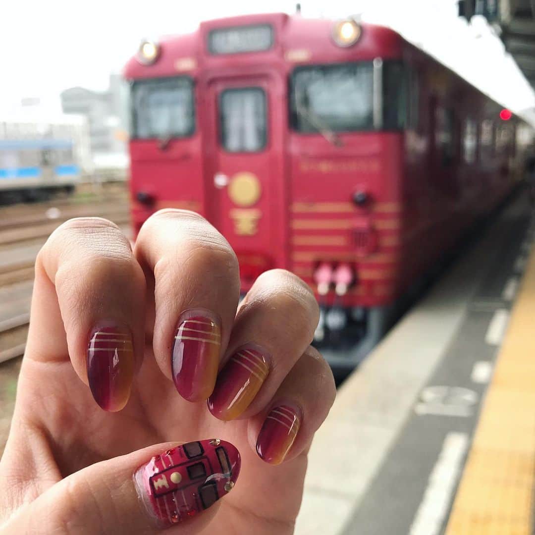 のインスタグラム：「前回の #鉄道ネイル 載せてなかった😂みんなの予想通り、 #伊予灘ものがたり だったよ💅✨✨ いつもワガママなオーダーに付き合って、ロゴマークまで手描きしてくださる優しいネイリストさんに感謝です💕 #鉄ネイル #ネイル鉄 #電車ネイル #レールクイーン #ネイルアート #観光列車 #railnail #nailstagram #nails #nailart #railfan #gelnails #followme」