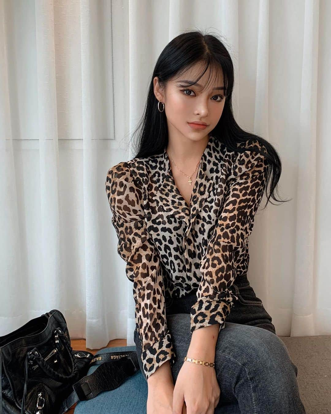 カン・ギョンミンさんのインスタグラム写真 - (カン・ギョンミンInstagram)「진지하게 ..블라우스 너무 예뻐 . 🐆 feat. 타잔부인 🐆」8月29日 23時32分 - kkmmmkk