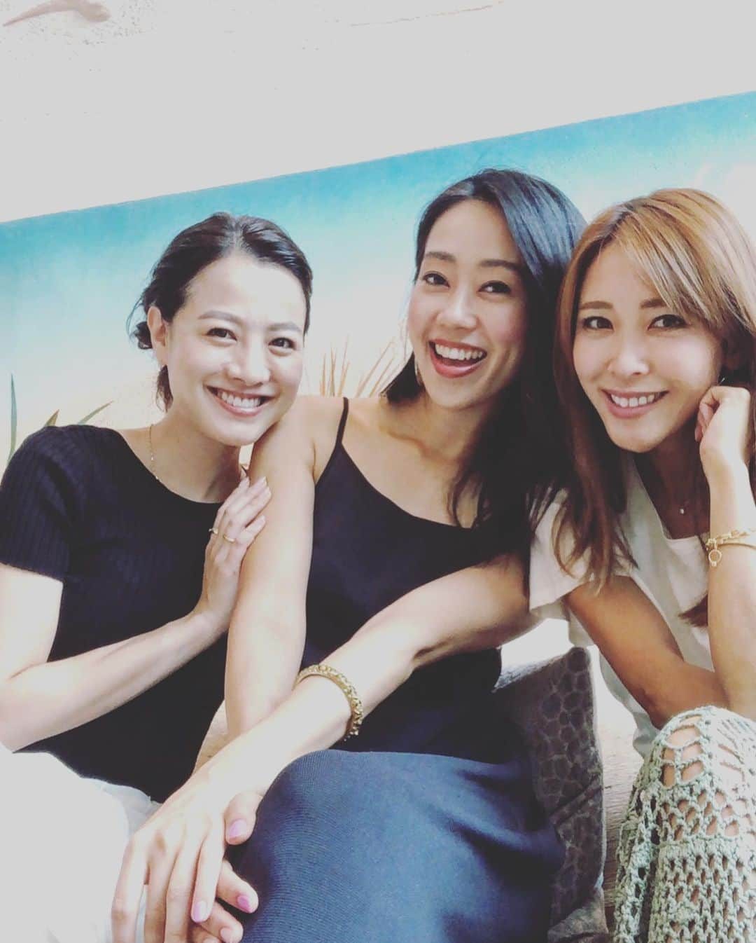 金ケ江悦子さんのインスタグラム写真 - (金ケ江悦子Instagram)「* girls chatting day❤︎ #時差投稿🙏 ・ ・ 志の高いお友達❤︎ 朋ちゃんは @hasegawa.elena.tomomi  世界でセミナーを開催したり 本を沢山出版したり いつも心に正直に ブレない生き方をしている素敵な女性✨ ・ ・ のぞみちゃんは 人気レストラン #eggcellent の社長を務めた後、 今は退任して新たに @upbeettokyo を立ち上げ いつも前向きでエネルギッシュな素敵な女性✨ ・ ・ どんな時もしなやかにライフスタイルや仕事を楽しんでいるみんなとの定例会はいつも有意義な時間♡ ありがとう♡ ・ ・ #girlschattingtime #lifeisbeautiful #loveyourself #女性経営者 #志高い仲間 #葉山 #定例会 #♡」8月29日 23時32分 - etsuko_kanagae