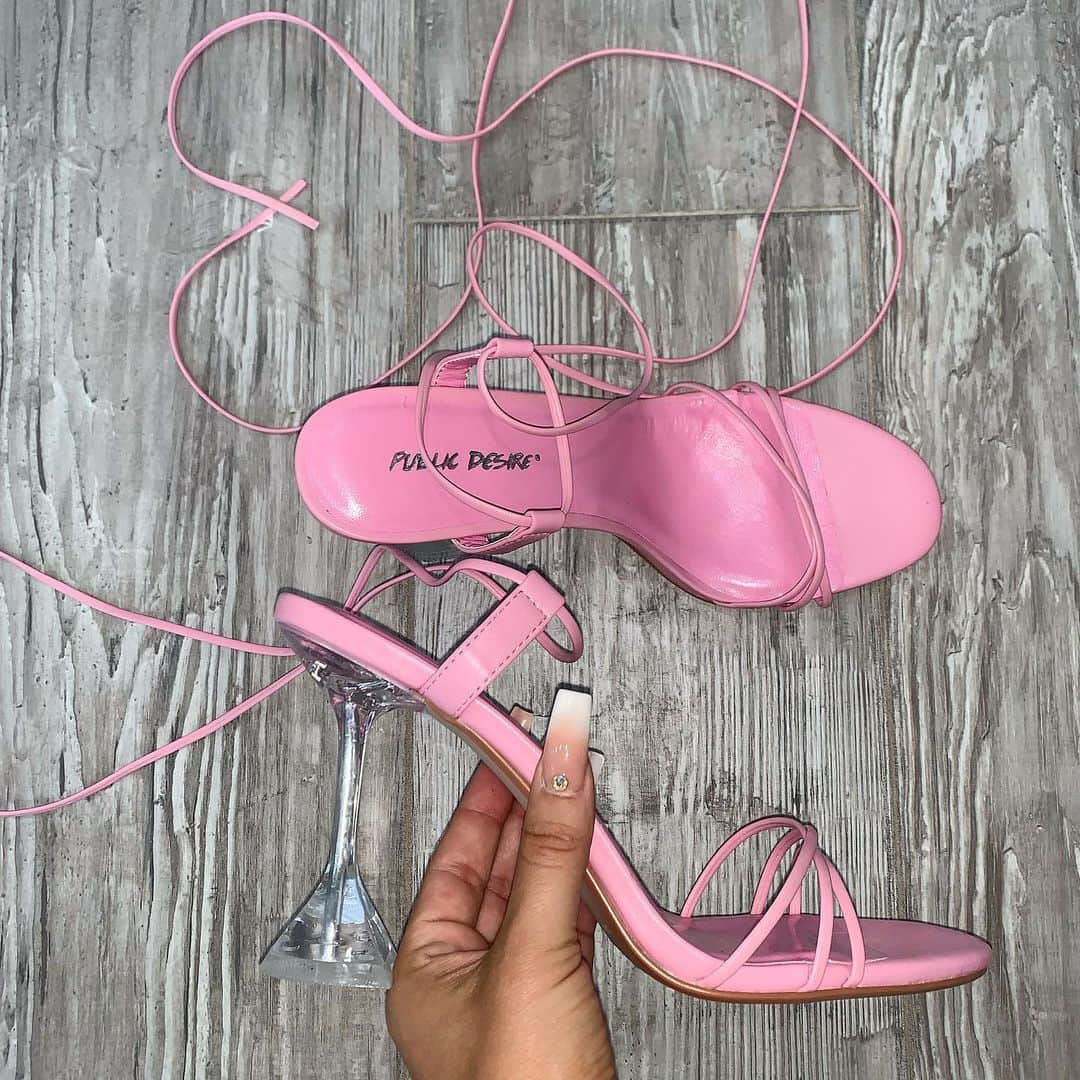 Carli Bybelのインスタグラム：「👛🎀 link to these on my story💕」