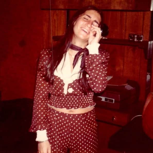 ボビー・ブラウンのインスタグラム：「Think I was way ahead of my time in the wardrobe department. Now you know why I wear navy? I’ve been obsessed with my not-flat tummy since I was a kid. At least now I’m grateful I was able to give life to 3 boys. Wish I still had those eyebrows. If you got them, flaunt them.」