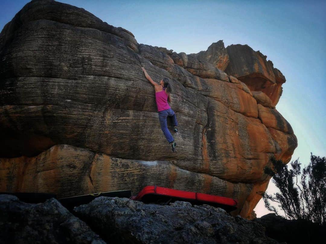 モニカ・レッツィーのインスタグラム：「Distance - such a prime line 🌸  Super happy that I flashed this beautiful crimpy boulder at The Coop. 📸 by @dominik.lei  #noplacetoofar #wearemarmot #rocklands #climbing #bouldering  @marmot_mountain_europe @scarpa_de」