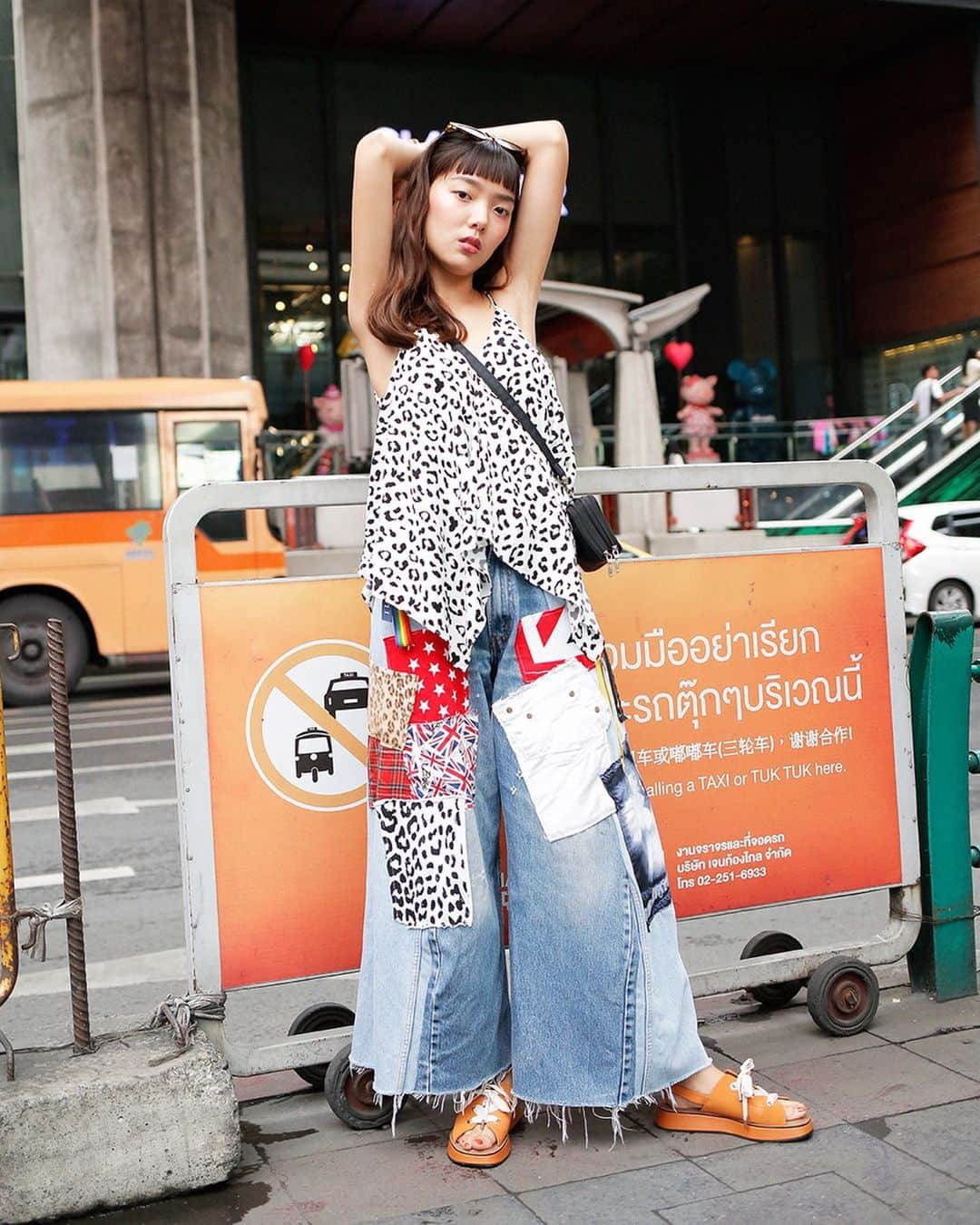 Droptokyoさんのインスタグラム写真 - (DroptokyoInstagram)「BANGKOK STREET STYLE #🇹🇭#bangkok  #streetstyle#droptokyo#bangkok#thailand#streetscene#streetfashion#streetwear#streetculture#fashion#bangkokfashion#portrait#snap #แฟชั่น#ตะครุบ#การถ่ายภาพ#ポートレート#タイ#バンコク Photography: @abeasamidesu」8月29日 23時36分 - drop_tokyo