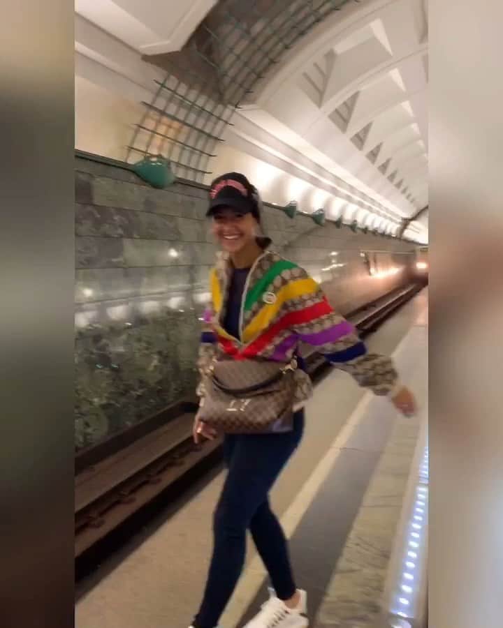 ヤナ・イグリアンのインスタグラム：「Я не была в метро 10 лет😱 ⠀ Как только я села за руль,  я решила, что если у тебя есть машина - значит ты не должен ездить на метро. И считала, что лучше 3 часа простоять в пробке, чем спустится в метро. ⠀ Никогда не любила огромные скопления людей, и всегда был страх, что меня ограбят😁 ⠀ Я придерживалась этого мнения пока вчера меня реально не «прижало», мне нужно было выполнить миллион дел одновременно и на машине это было бы нереально😐 ⠀ Поэтому я взяла подругу путеводителя по метро,😁 и успела сделать всё😏🙌🏼 ⠀ Я поняла, что ошибалась, ездить на метро мне очень понравилось, я поняла сколько времени можно сэкономить. К тому же метро давно уже обновили, там чисто, аккуратно, новые станции, поезда. Но подруга сказала, что мне просто повезло и это был не час пик😂」
