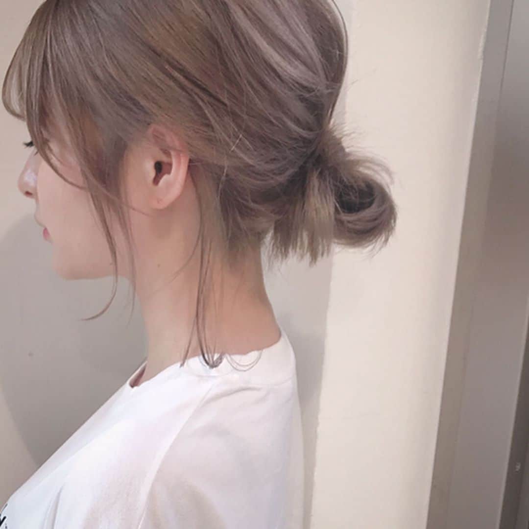 佃加菜さんのインスタグラム写真 - (佃加菜Instagram)「巻き過ぎず すっと抜ける後れ毛が可愛い♡ こめかみにも作るのがポイント♡ . moi oil だけで艶のある顔周りに。」8月29日 23時40分 - tsukuda_kana