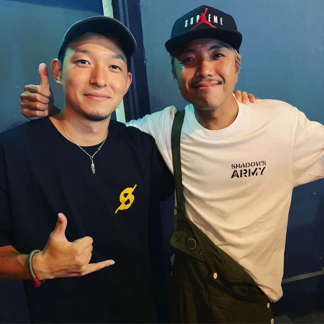 安床武士のインスタグラム：「GOOD DAY. I got a good power from @shadows_japan !! Thanks always @herovox 🙏 And @diheymgm from @Feelin_osaka Thanks too😍 いつも格好いいを更新してくるSHADOWS。今日も泣きそうになる格好よさでした！ めぐちゃんとも色々話できたし、たこ焼きも食べれて、パワー充電完了！ #shadowsjapan #おいす #feelinosaka #めぐちゃんのポーズは #最新のギャルポーズ #らしい #寄り目上手い」