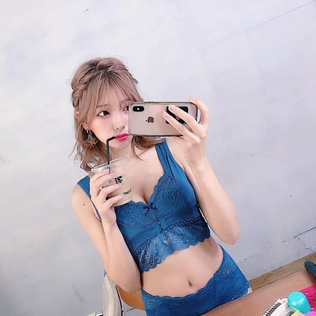 のインスタグラム：「久々の @roombra 撮影😗❤️ . 可愛いスタジオで雰囲気がとても好きだった。 . . #ルームブラ #セブンのカフェラテが一番好きぃ」