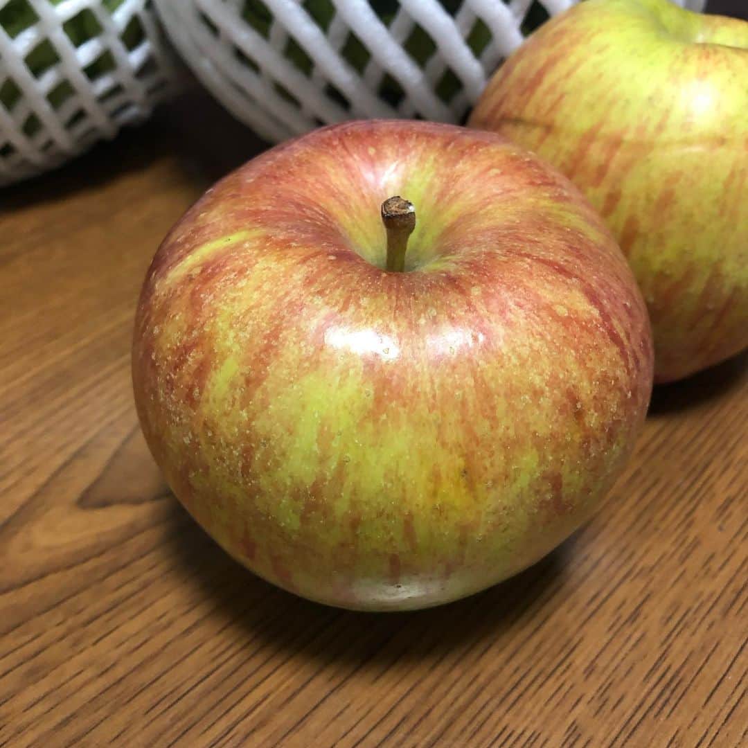 渡辺航平のインスタグラム：「りんご。 #そんな好きではない」