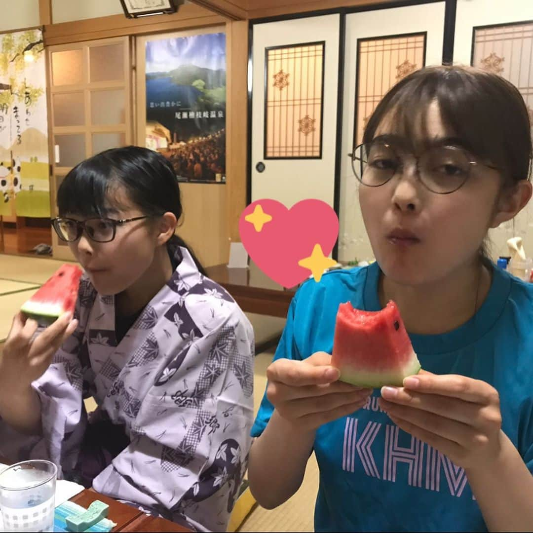 井上咲楽さんのインスタグラム写真 - (井上咲楽Instagram)「. 尾花沢のスイカが届きました🍉！おもーい！早く撮って！と言ってる写真 . 春にロケでお世話になった農家の沼澤さんが夏にスイカが実ったら食べてくださいと、わざわざ送ってくださいました！🙇‍♀️ずっしり重くて、中も甘くて白い部分までおいしかったです！ . 大きそうだったので実家に送ってもらって、旅行行くときに家族に持ってきてもらってお世話になってるおかみさんにもおすそ分けしてみんなで食べましたー！ . #尾花沢 #尾花沢スイカ」8月29日 23時49分 - bling2sakura