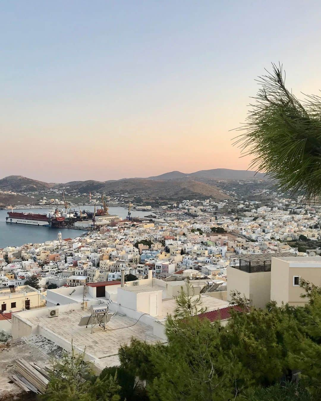 メラニー・サイクスさんのインスタグラム写真 - (メラニー・サイクスInstagram)「#sightseeing #syros #Greece #minibreak #lastdaysofsummer #greekislands」8月29日 23時51分 - msmelaniesykes