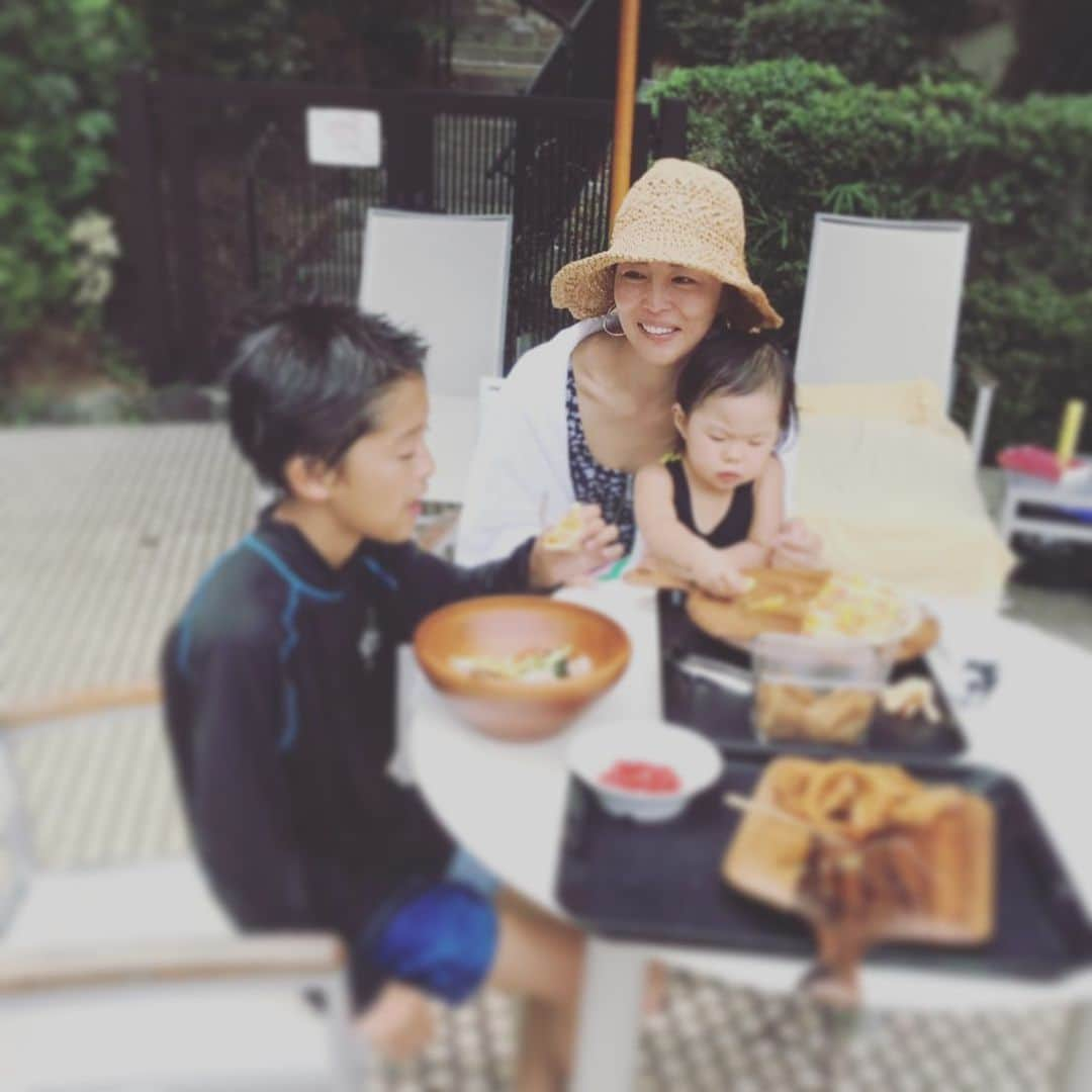 鈴木六夏さんのインスタグラム写真 - (鈴木六夏Instagram)「母になって10数年も経つのに みんなが早く寝静まった今夜はちょっと涙がでる。  怒るべきところと余計な口出しの境とか なんであぁゆう言い方しちゃうんだろうとか 子どもは自分とは違う人間 もう半分大人な今のこの子の 表現も行動もじれったさも全て丸ごと 否定しない、口出さないって決めてるのに なんでこう出来ないのとか思わないって 決めてるのに  自分の未熟さに涙が出る。 誰よりも優しい子だって 誰よりもわかっているはずなのに。  ちょっとした小競り合いをしてしまった プールの朝。ランチ時、彼の友達が席を外した瞬間に 「さっきはごめん」って言う息子に 思わずポロポロ泣く私を、 私の友人が撮ってくれていた。  みんなはもっと上手に子育てしてるのかな。 みんなはもっと優しいお母さんなのかな。  自分は何年やっても、 だめだなぁ。。。 こんな反省とか後悔とか 何回やってんのさ。落ち込む。  けど、これがまさに 子育ては親育て。ってことなのかな。 本当は感謝と大好きしかないのに。 ぁあ！また明日から笑顔で母、頑張ろう！」8月29日 23時54分 - rikuka.62