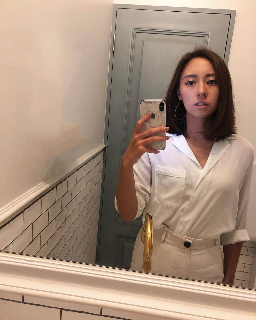 のインスタグラム：「Because there’s no Tofu emojis 🧁🕊👽 . . . #inwhite #ootd #Tokyo #asianmodel #Japanese #白コーデ #私服」