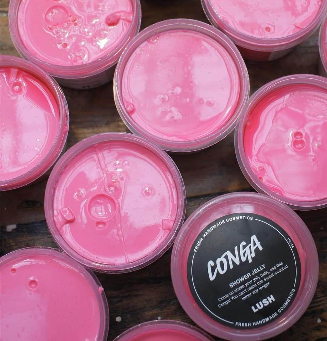 LUSH Cosmeticsさんのインスタグラム写真 - (LUSH CosmeticsInstagram)「Double tap if you love a conga line 🙋🏻‍♀️😏 Our newest shower jelly is full of rich raspberry juice and soothing almond milk to make bathing sweeter (and definitely more jiggly). ⁠ ⁠ /📷: @lushliverpoolstreet⁠ *⁠ *⁠ *⁠ *⁠ #instagood #showerjelly #handmade #vegetarian  #bbloggers #jelly #wiggle #conga」8月30日 0時00分 - lushcosmetics