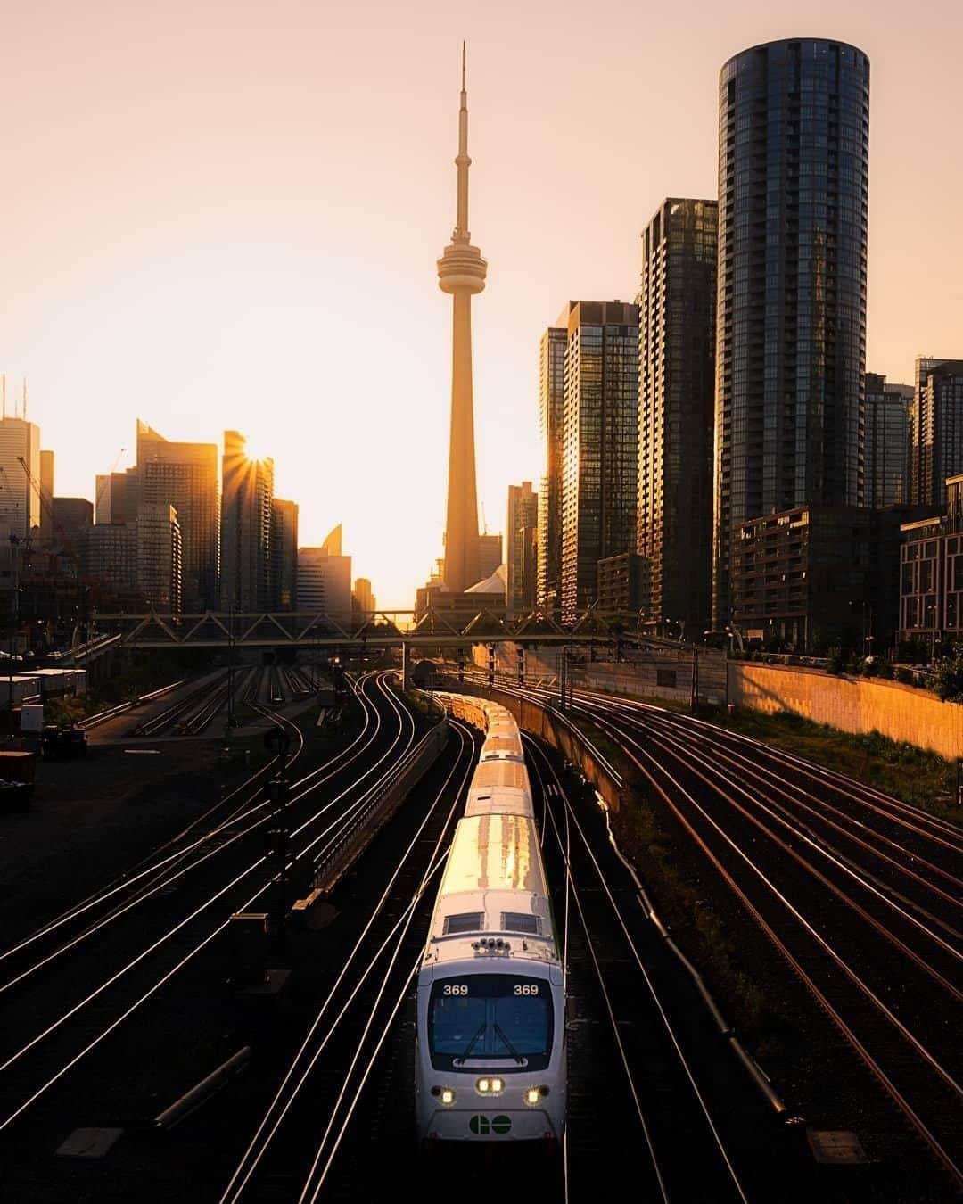 Explore Canadaさんのインスタグラム写真 - (Explore CanadaInstagram)「You can’t mistake that stunning Toronto skyline! As Canada’s largest city, home to almost 3 million people, there’s lots to see and do. Here are our top four favourite places to explore:⁠ .⁠ 1. The pedestrian only Distillery District for food and nightlife⁠ 2. @AGOToronto - one of the biggest and best Art Museums in North America ⁠ 3. @stlawrencemarket - One of the cities best foodie destinations ⁠ 4. And no visit to Toronto would be complete without a visit to the iconic @CNTower! How do you plan to explore Toronto? #ExploreCanada⁠ ⁠ 📷: @kurt.wang⁠ 📍: @seetorontonow, @OntarioTravel⁠ #SeeTorontoNow #DiscoverON」8月30日 0時00分 - explorecanada