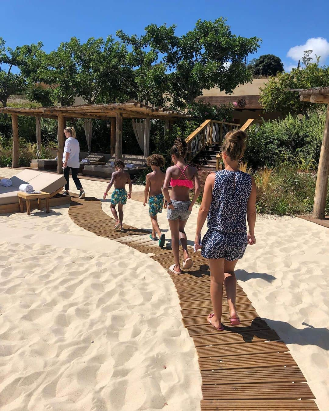 グレン・ジョンソンさんのインスタグラム写真 - (グレン・ジョンソンInstagram)「The family walking in order. Beach Club days.... #beach #family #fun」8月30日 0時03分 - glenj8