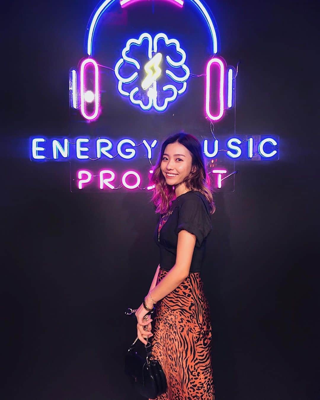 岩崎志保のインスタグラム：「ENERGY MUSIC PROJECT 🧠🎧 . 日頃から音楽とは切っても切れない生活をしてるので 『聴くと仕事に集中しやすくなる音楽』 なんてワード聞いたら気になるに決まってる…！！ . 少し前まではどんな場面でもBPM高めのゴリゴリロックしか聴かない人間だったけど、この数年で聴く音楽の幅が広がってその時その時で聴きたい曲が違ったり、それに合わせてプレイリスト作るようになった☺︎ . PRだからとかじゃなく、ただ個人的に気になって勝手に調べたから少しまとめておくね。笑 👇 このプロジェクトは『働き方改革×音楽』っていう新しい切り口で VERBALさん、Takuさんだけでなく集中力・五感研究の第一人者、音響の専門家、それぞれの専門的な視点を交えて作られたんだって。 ☑︎ 人は集中するのに23分かかる ☑︎ 職場環境から1回のメール等で集中力が切れるのが11分 → 5分で気持ちを高め、25分の自然音で継続させる楽曲構成 がベスト  懐かしさを感じられるようなモデムでインターネットに接続した時に生じる音を入れ込んだり ラップを先に入れて、テンションを高めた後、曲が流れていることを忘れてしまうような構成にしていくように心がけたんだそう。  うん、おーもーしーろーいーーー！！！！（完全自己満。笑）  毎週絶対録画してる関ジャムの見過ぎなのか 専門的な視点の話を聞くのが大好き！ こういう情報を知るとさらに音楽を聴くのが楽しくなるよ😍 . #wantedlypeople #energymusicproject #mflo #pr #エナジーミュージック」