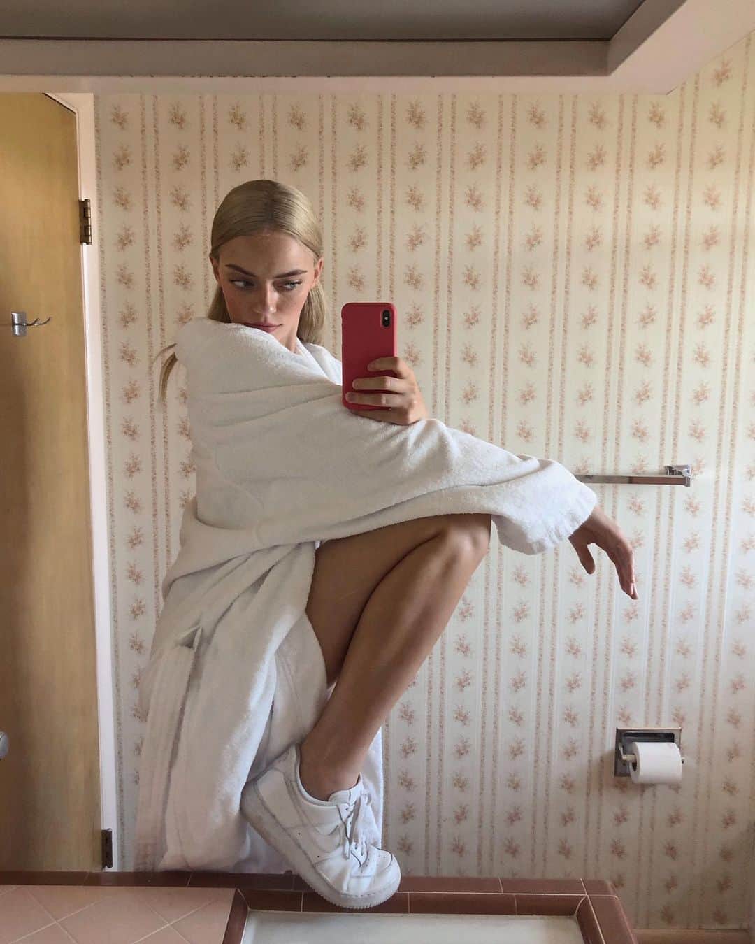 パイパー・アメリカ・スミスのインスタグラム：「A LOT of people ask me how I balance my life in the entertainment / fashion world and my religion and spirituality. I’m thinking it would be fun to hold a face-to-face Q&A event in Salt Lake City, Utah! (live streamed online for those not around) Would you come? Who would you bring? What would you ask me to share?  P.S. I will provide refreshments lol」