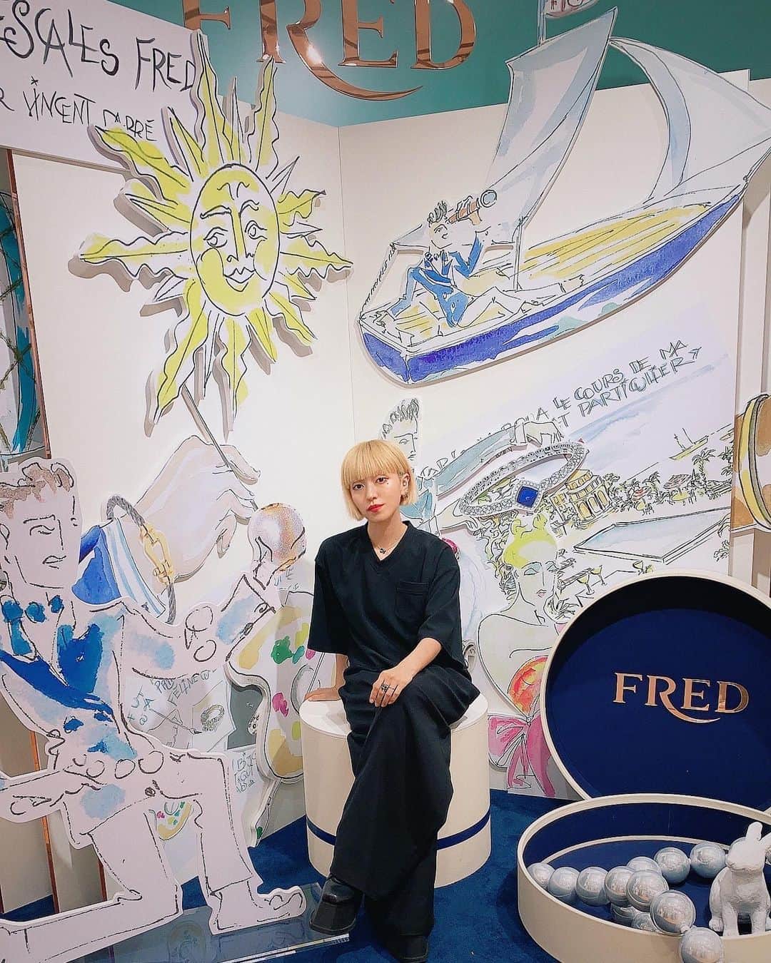 PELIのインスタグラム：「伊勢丹1階ザ・ステージにて9/3まで開催中のFREDのPOP UP STOREへ✨💍✨1960年代にデザインされグレース・ケリーにも愛されたヒョウの手デザインをつけさせていただいた🐆💕🐆💕 石はダイヤで、黒塗装は漆！なんだそう🌚 #FREDParis　　#OmbreFeline  アーティスティック・ディレクターのvalerieさん☺️🐈」