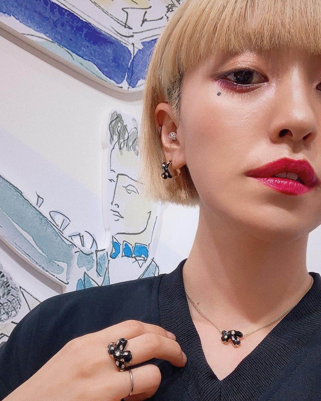 PELIさんのインスタグラム写真 - (PELIInstagram)「伊勢丹1階ザ・ステージにて9/3まで開催中のFREDのPOP UP STOREへ✨💍✨1960年代にデザインされグレース・ケリーにも愛されたヒョウの手デザインをつけさせていただいた🐆💕🐆💕 石はダイヤで、黒塗装は漆！なんだそう🌚 #FREDParis　　#OmbreFeline  アーティスティック・ディレクターのvalerieさん☺️🐈」8月30日 0時08分 - peli4649