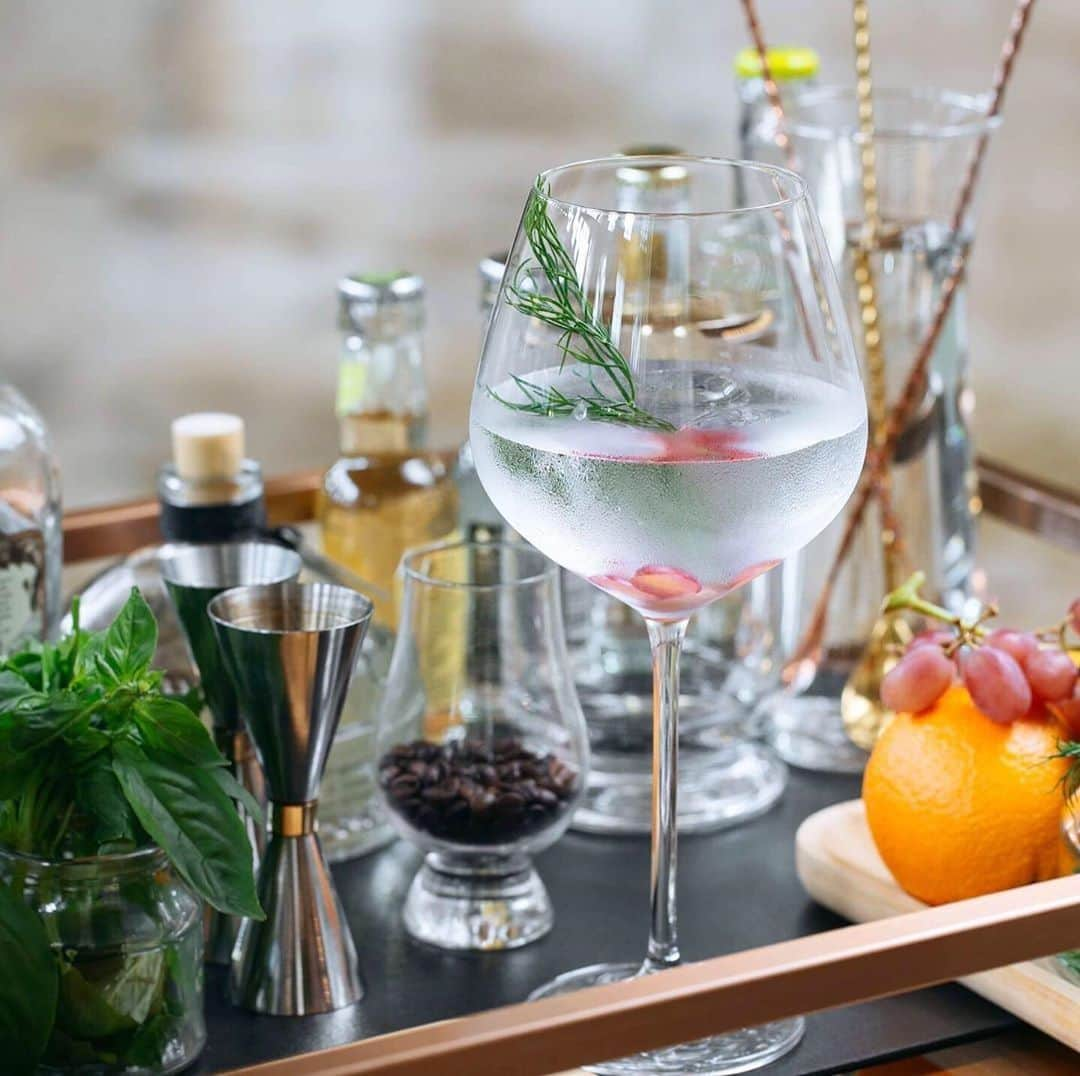 The Peninsula Hotelsさんのインスタグラム写真 - (The Peninsula HotelsInstagram)「It’s almost the weekend — sip a Syquia Gin & Tonic at @thepeninsulamanila’s The Lobby to celebrate. . . . . . . . . . #peninsulahotels #luxuryhotels #luxuryhotelexperience #luxurytravel #travel #beautifuldestinations #welltraveled #traveldiaries #jetset #jetsetter #hotel #hotellife #manilahotels #maniladestination #worldexplorer #exploring #photoftheday #prettycocktails #summertravel #familytravel」8月30日 0時11分 - peninsulahotels