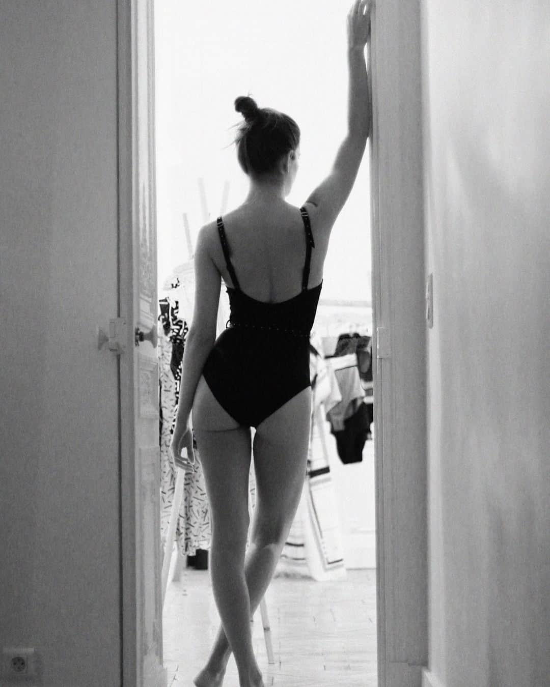 レジャビーのインスタグラム：「Simply feel good in this little swimsuit —— Simplement se sentir bien dans son petit maillot de bain #maisonlejaby #maillotdebain #maillot #unepiece #noir #iconique #clousunis #silhouette #emana」