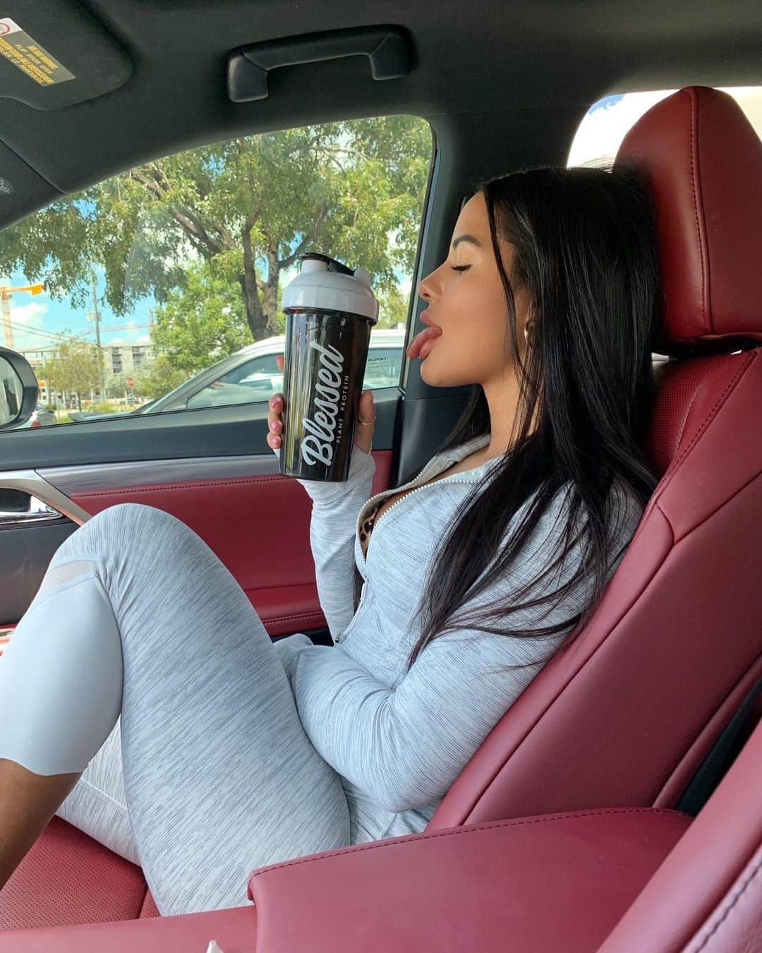 Katya Elise Henryさんのインスタグラム写真 - (Katya Elise HenryInstagram)「lemme lick ya 👅 @blessedprotein duh. blessed is soy free, dairy free, gluten free, 23g of protein per scoop, smooth, & delicious. need I say more? make the switch 👉🏽 sample packs available! use code katya10 to save $. www.ehplabs.com」8月30日 0時11分 - katyaelisehenry