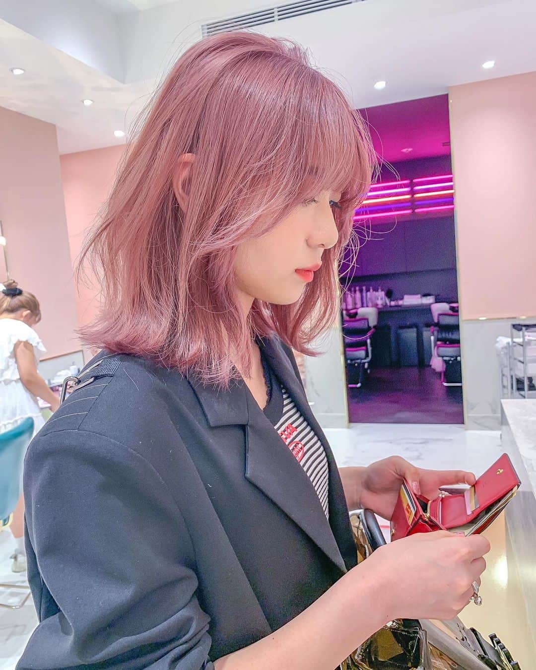 原涼香さんのインスタグラム写真 - (原涼香Instagram)「Romantic Pink 💗💓💗 ケアブリーチ2〜3回ベース❤︎ 甘くない、ピンクがカワイイ💕‼️ エッジの効いた韓国fashionにも( ◠‿◠ ) カットのイメージはリサみたいな ミディアムレイヤーがトレンド✂️✂️ ㅤㅤㅤㅤㅤㅤㅤㅤㅤㅤㅤㅤㅤ」8月30日 0時13分 - suzuka_hara
