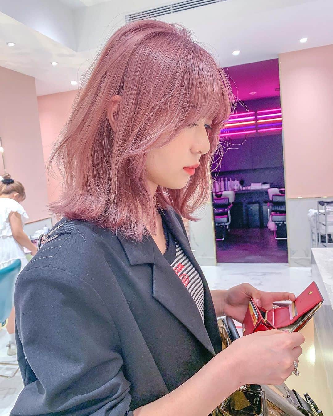 原涼香のインスタグラム：「Romantic Pink 💗💓💗 ケアブリーチ2〜3回ベース❤︎ 甘くない、ピンクがカワイイ💕‼️ エッジの効いた韓国fashionにも( ◠‿◠ ) カットのイメージはリサみたいな ミディアムレイヤーがトレンド✂️✂️ ㅤㅤㅤㅤㅤㅤㅤㅤㅤㅤㅤㅤㅤ」
